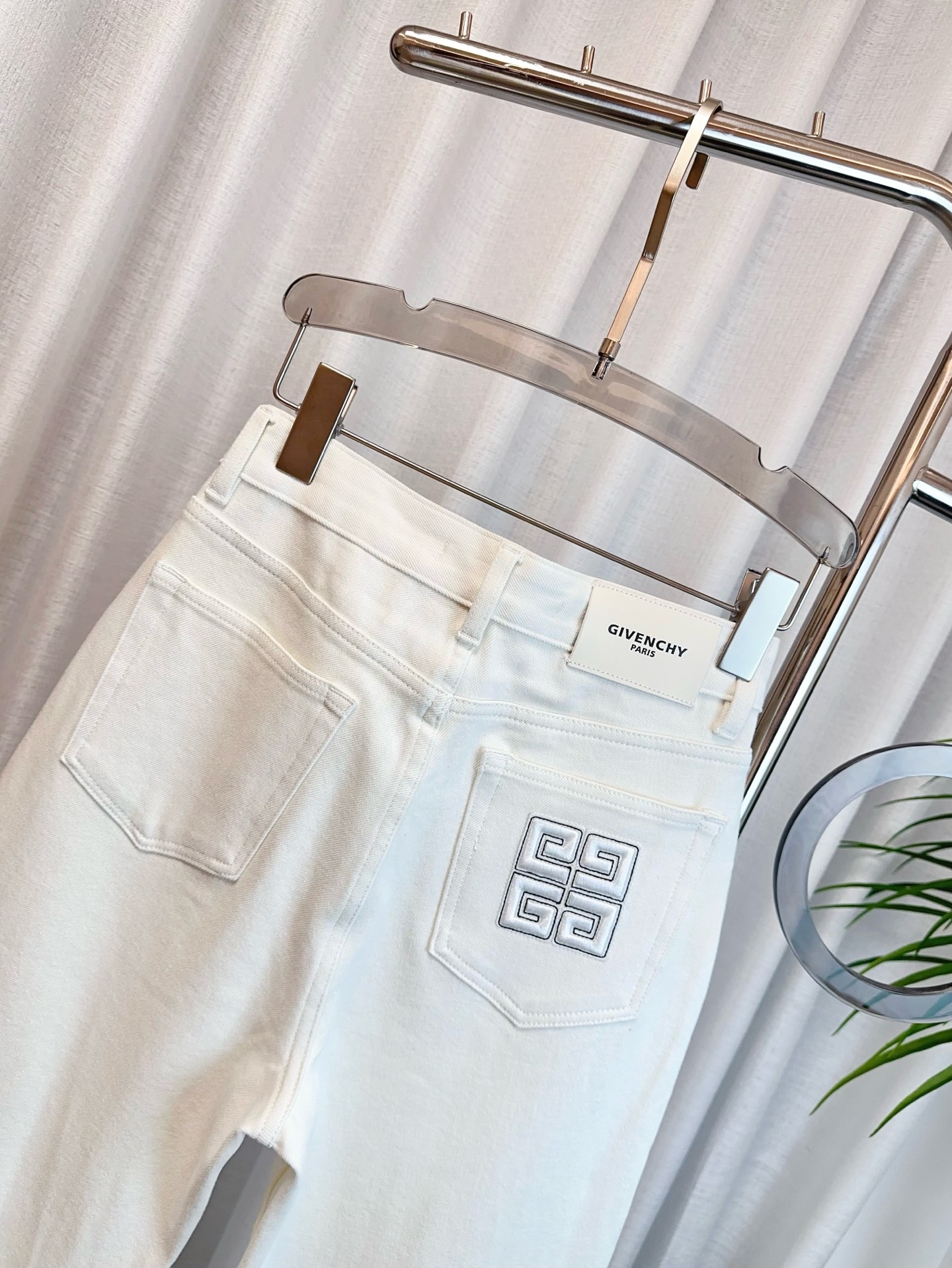 High Quality Women’s Clothes with Custom-Made Pants and Embroidered Bag - 图片 5