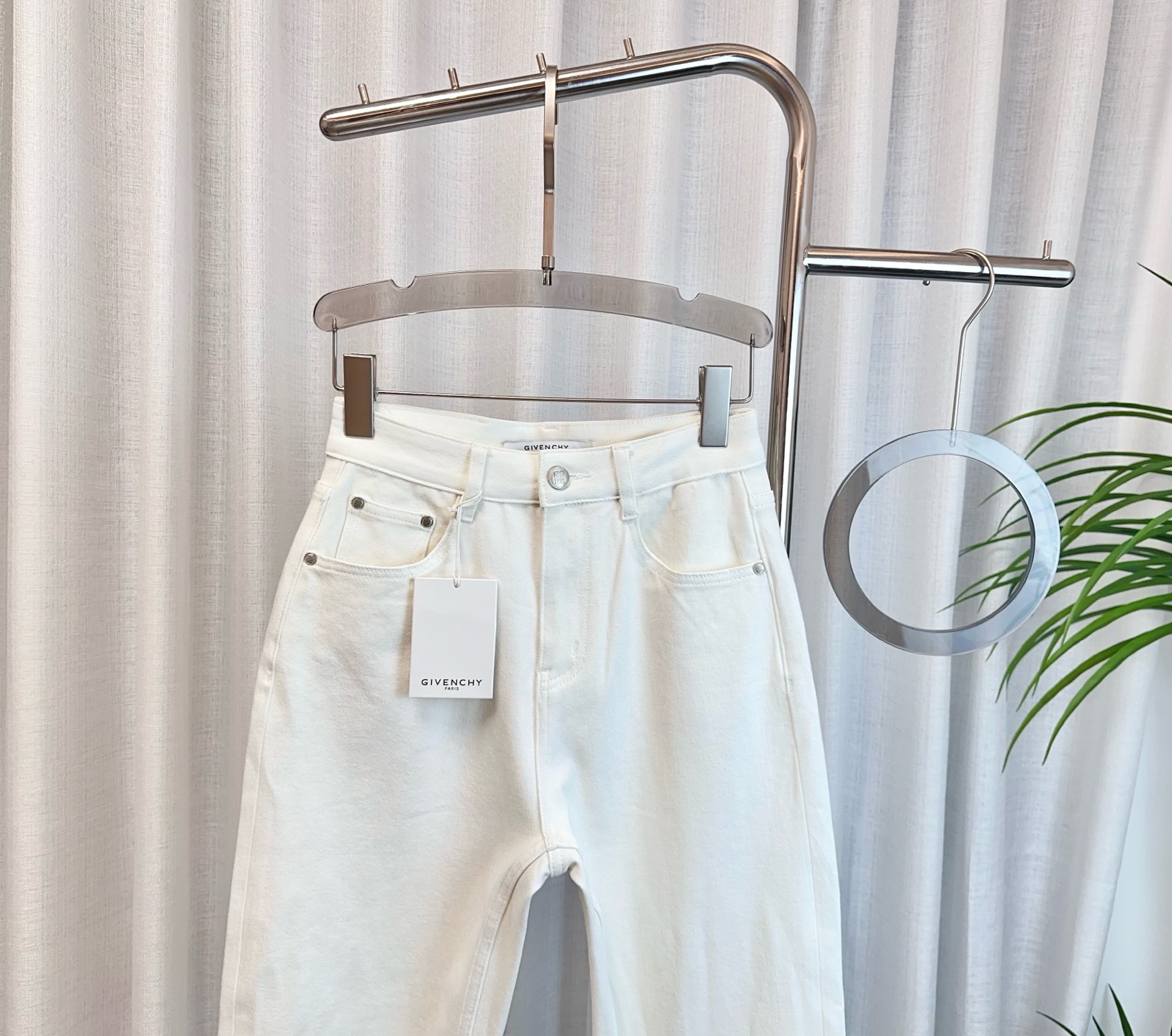 High Quality Women’s Clothes with Custom-Made Pants and Embroidered Bag - 图片 3