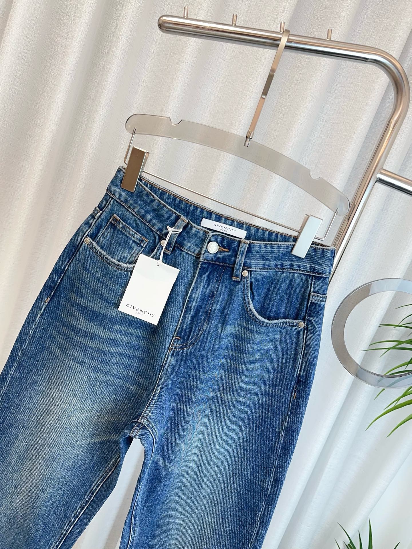 “High-Quality Women’s Suit with Custom-Made Jeans and Embroidered Logo Pocket” - 图片 4