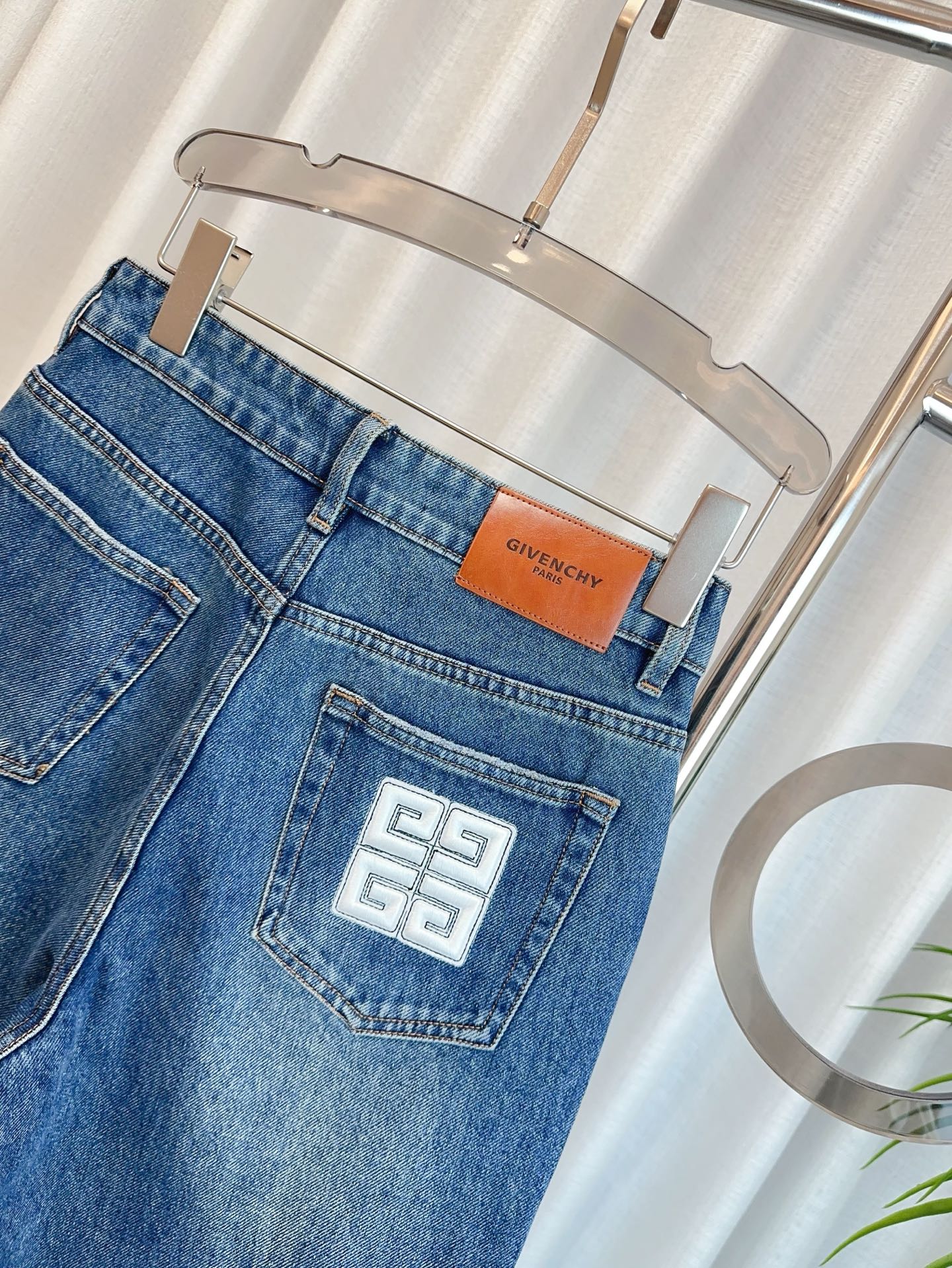 High-Quality Women’s Clothes with Custom-Made Pants and Embroidered Bag - 图片 5