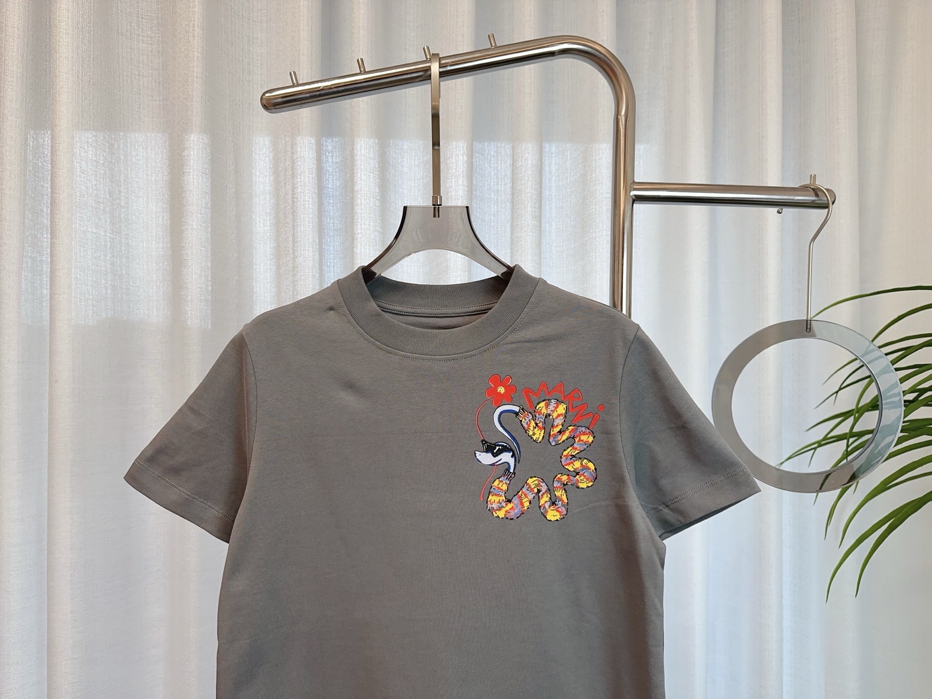 “High-end Women’s Clothes with MAR** Gravity Logo: Customized Pure T-shirt for Comfort and Quality” - 图片 3