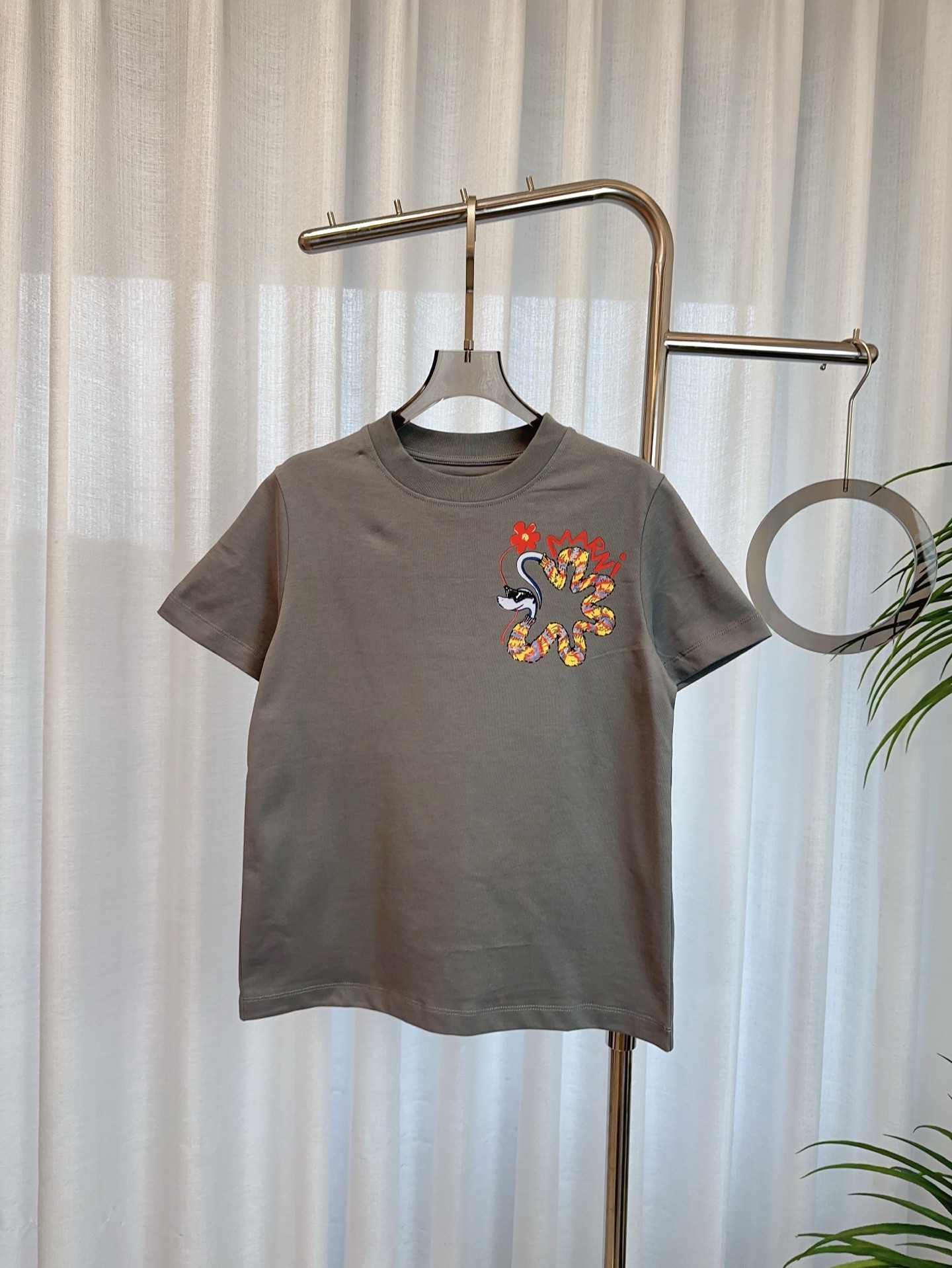 “High-end Women’s Clothes with MAR** Gravity Logo: Customized Pure T-shirt for Comfort and Quality” - 图片 1
