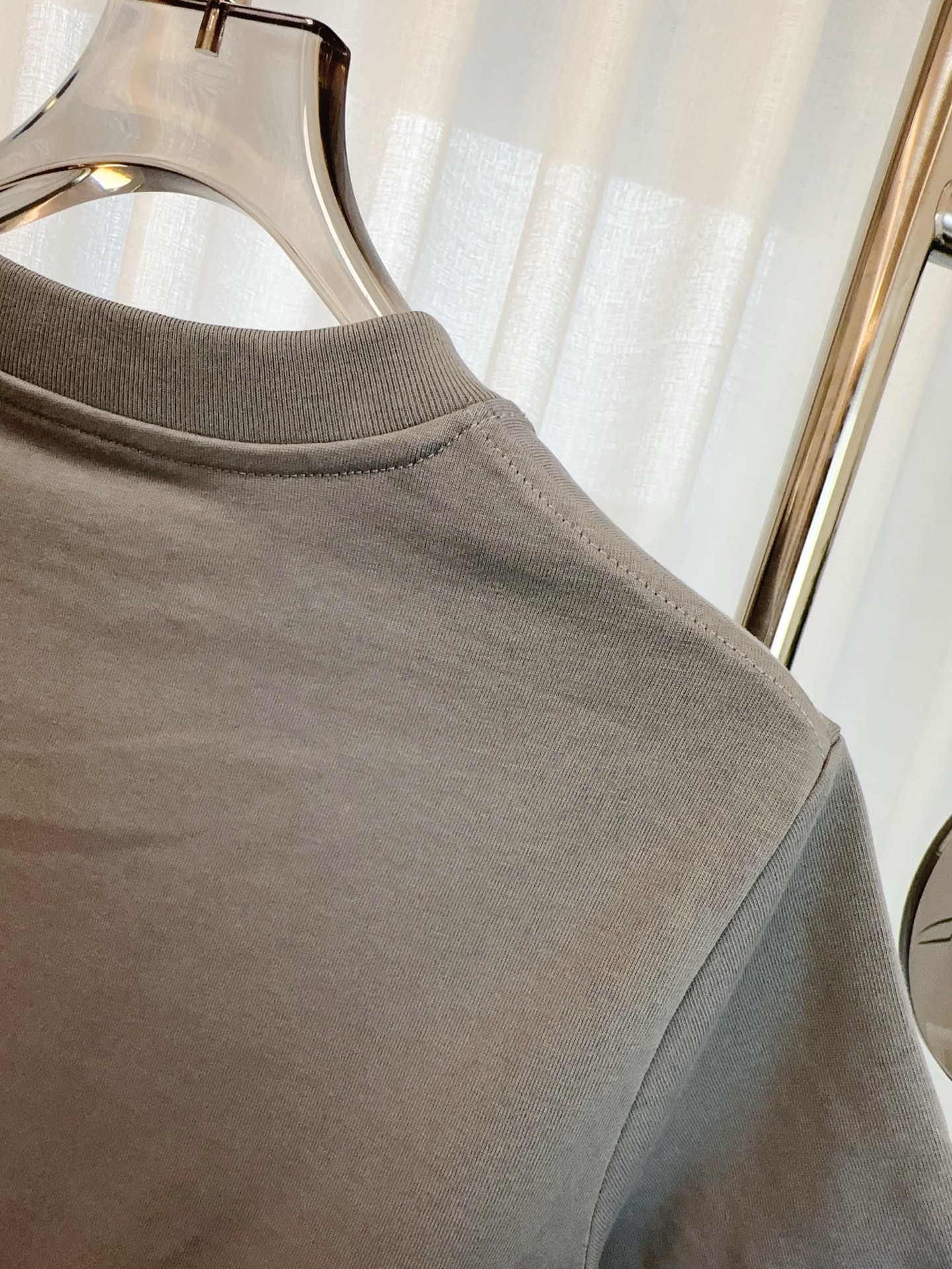 “High-end Women’s Clothes with MAR** Gravity Logo: Customized Pure T-shirt for Comfort and Quality” - 图片 8