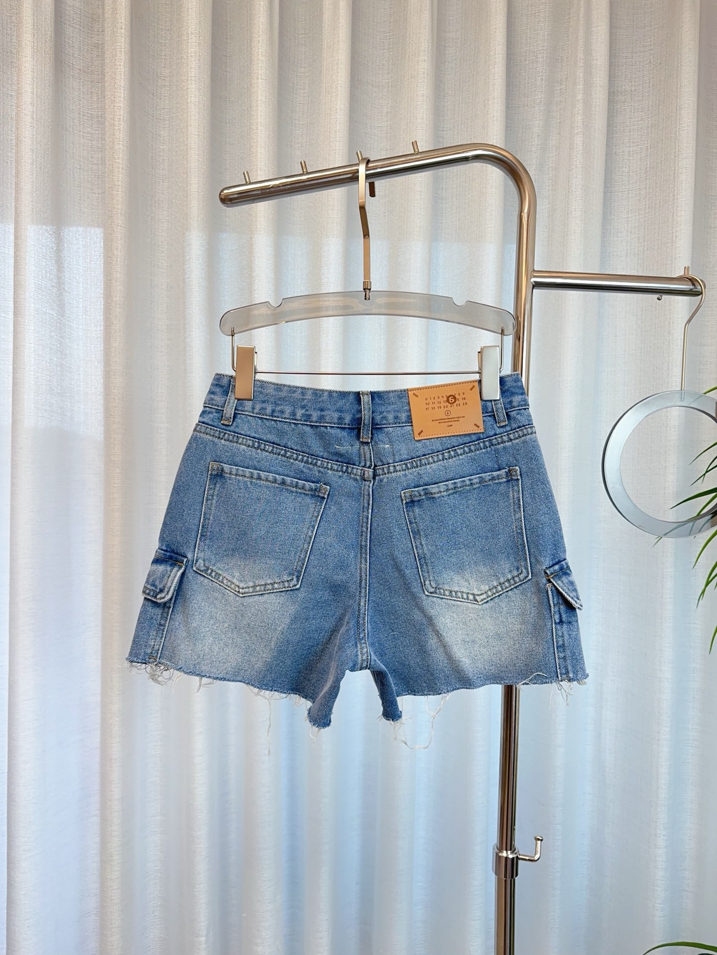 “High-quality Women’s Suit with MM6 Bag and Glombo Shorts in Pure Cotton Fabric” - 图片 2