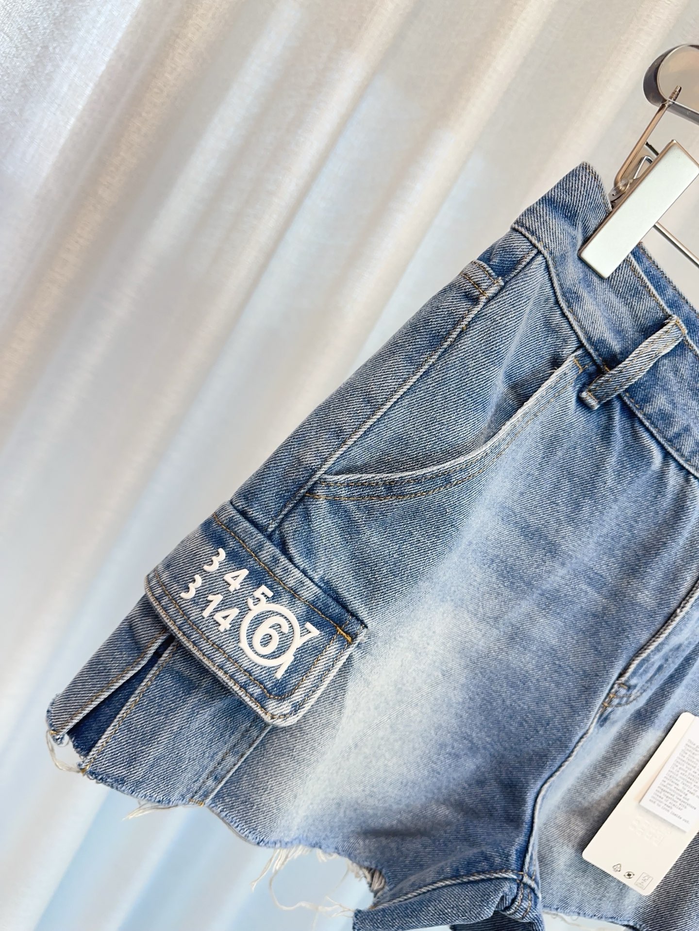 “High-quality Women’s Suit with MM6 Bag and Glombo Shorts in Pure Cotton Fabric” - 图片 5