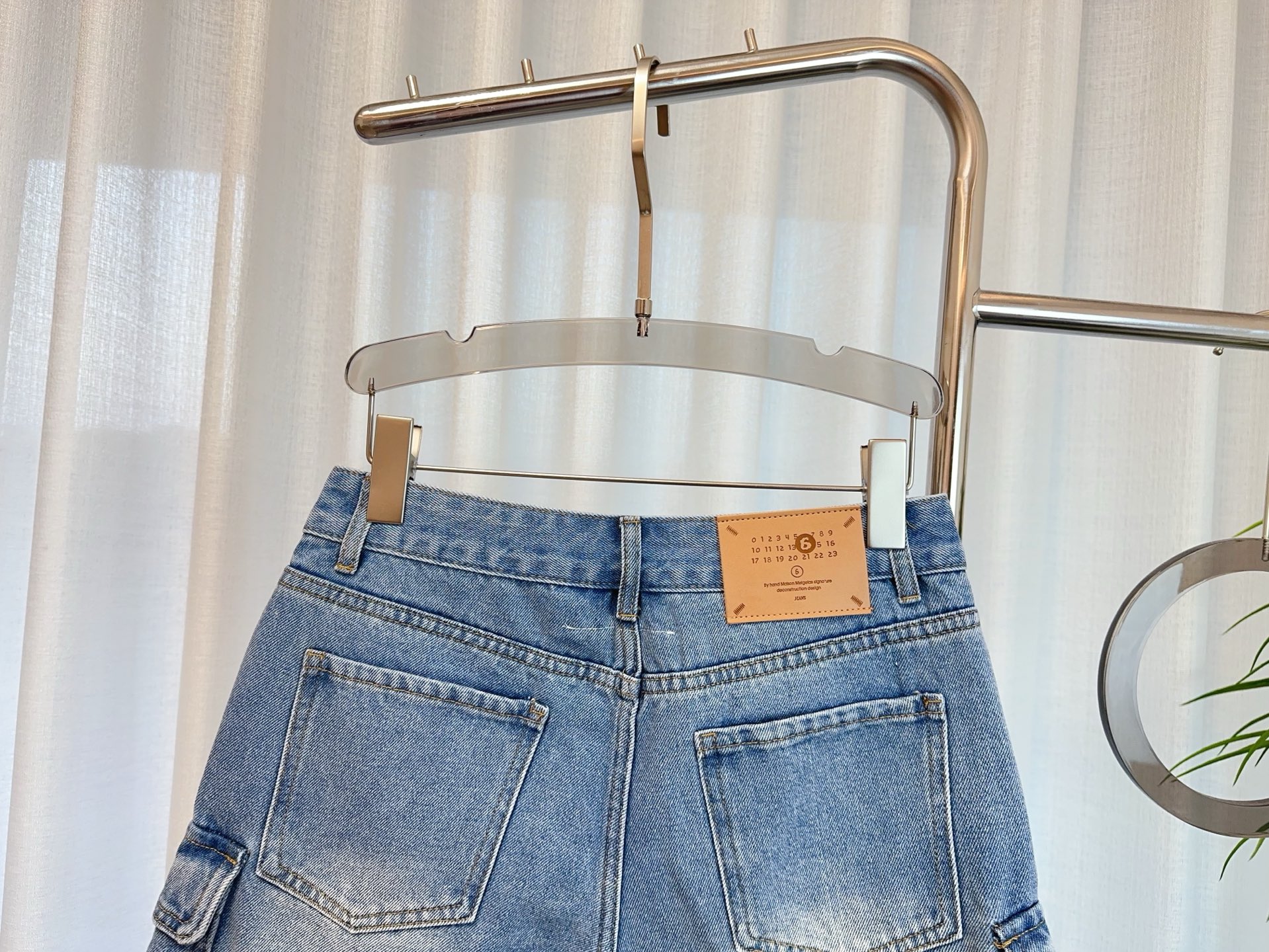 “High-quality Women’s Suit with MM6 Bag and Glombo Shorts in Pure Cotton Fabric” - 图片 6