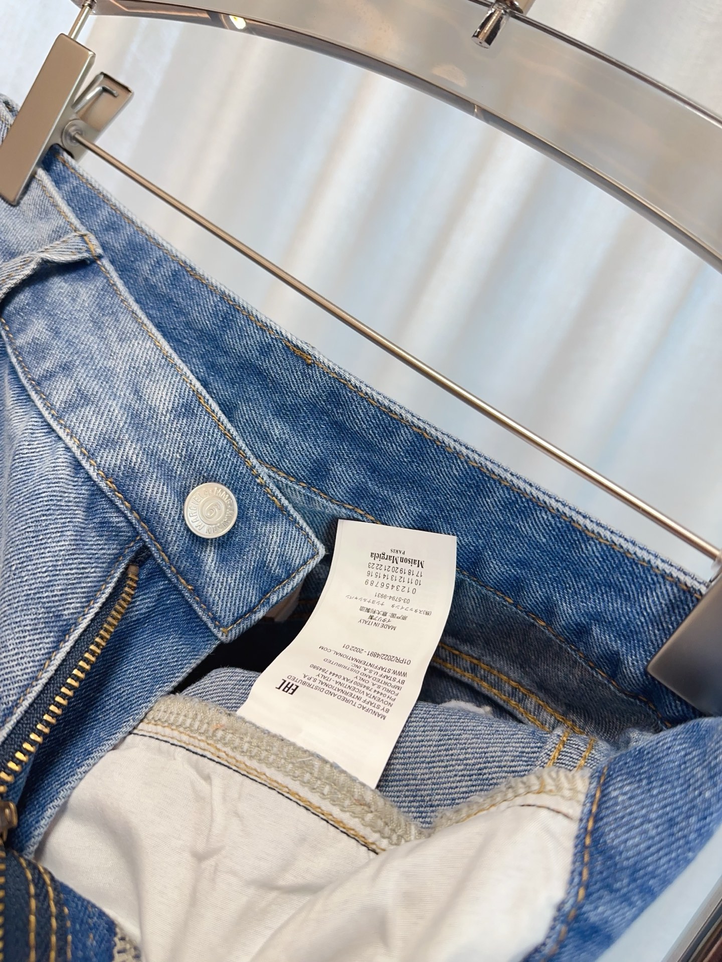 “High-quality Women’s Suit with MM6 Bag and Glombo Shorts in Pure Cotton Fabric” - 图片 8