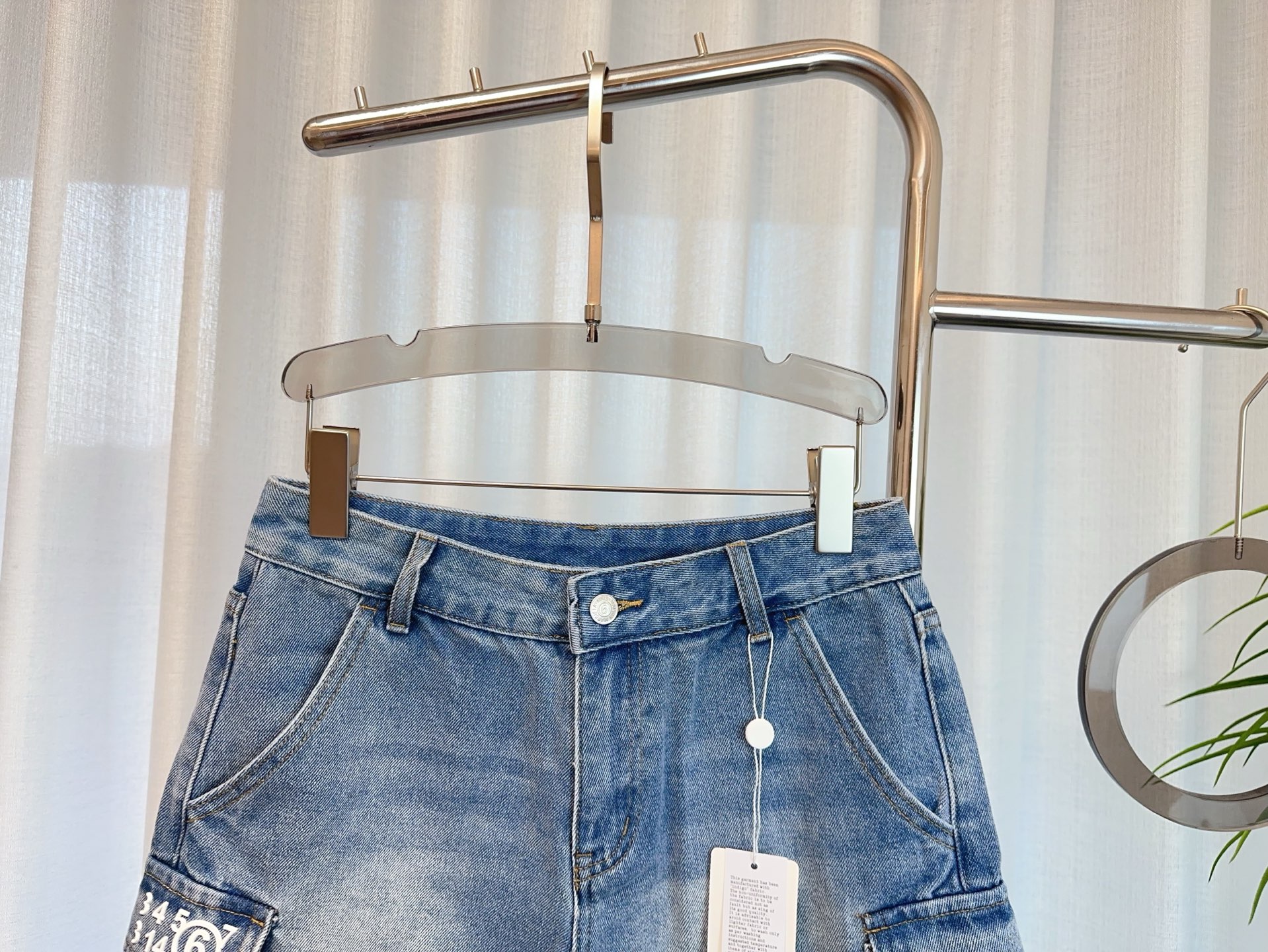 “High-quality Women’s Suit with MM6 Bag and Glombo Shorts in Pure Cotton Fabric” - 图片 3