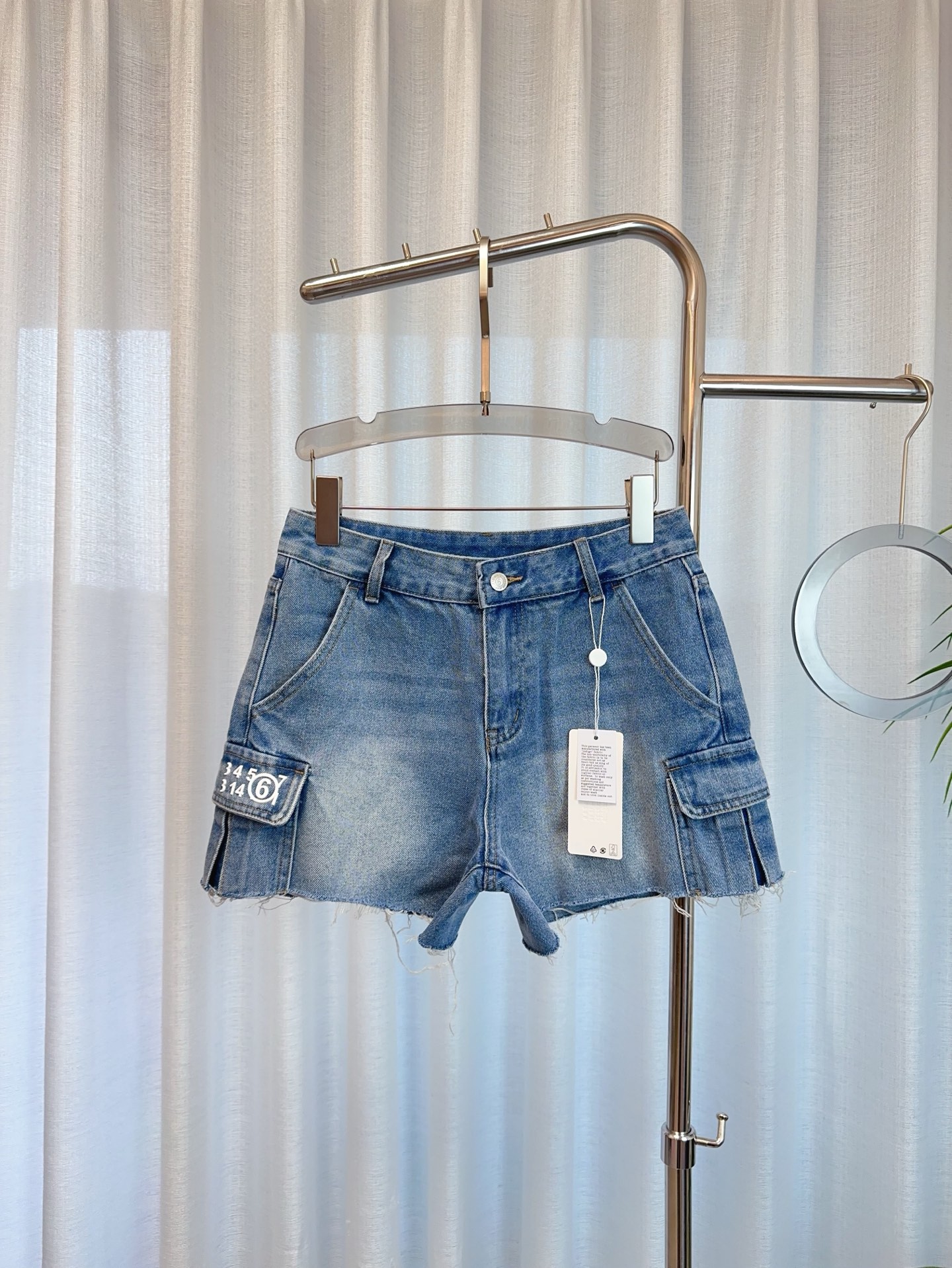 “High-quality Women’s Suit with MM6 Bag and Glombo Shorts in Pure Cotton Fabric”