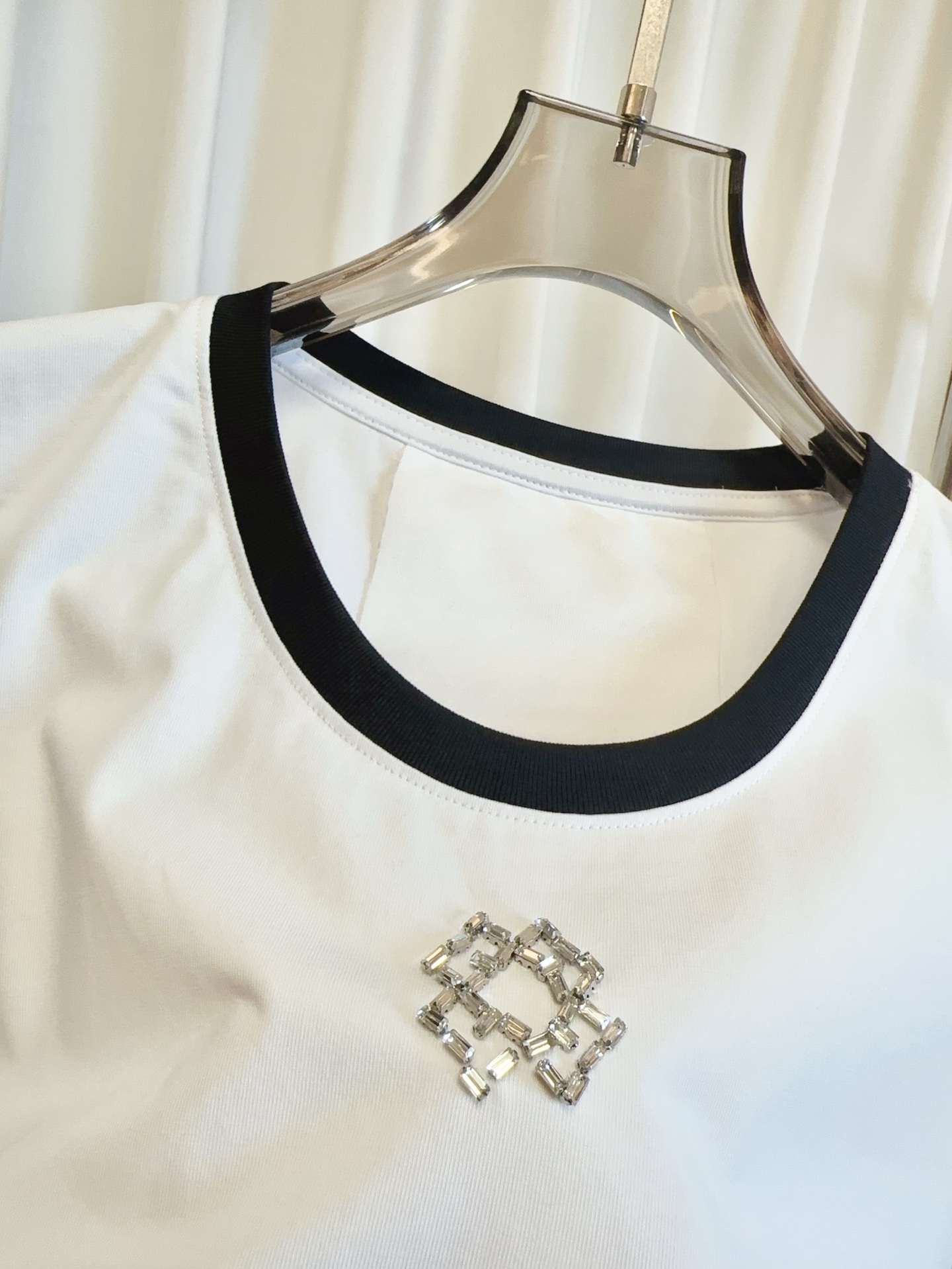 High-End Women’s Suit with Crystal Logo T-Shirt: Premium Quality, Customized Cotton Fabric - 图片 6