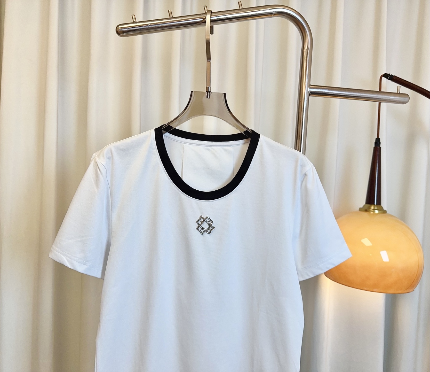 High-End Women’s Suit with Crystal Logo T-Shirt: Premium Quality, Customized Cotton Fabric - 图片 3