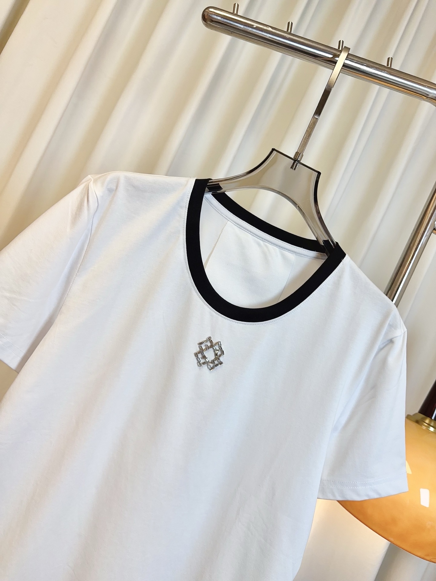 High-End Women’s Suit with Crystal Logo T-Shirt: Premium Quality, Customized Cotton Fabric - 图片 4
