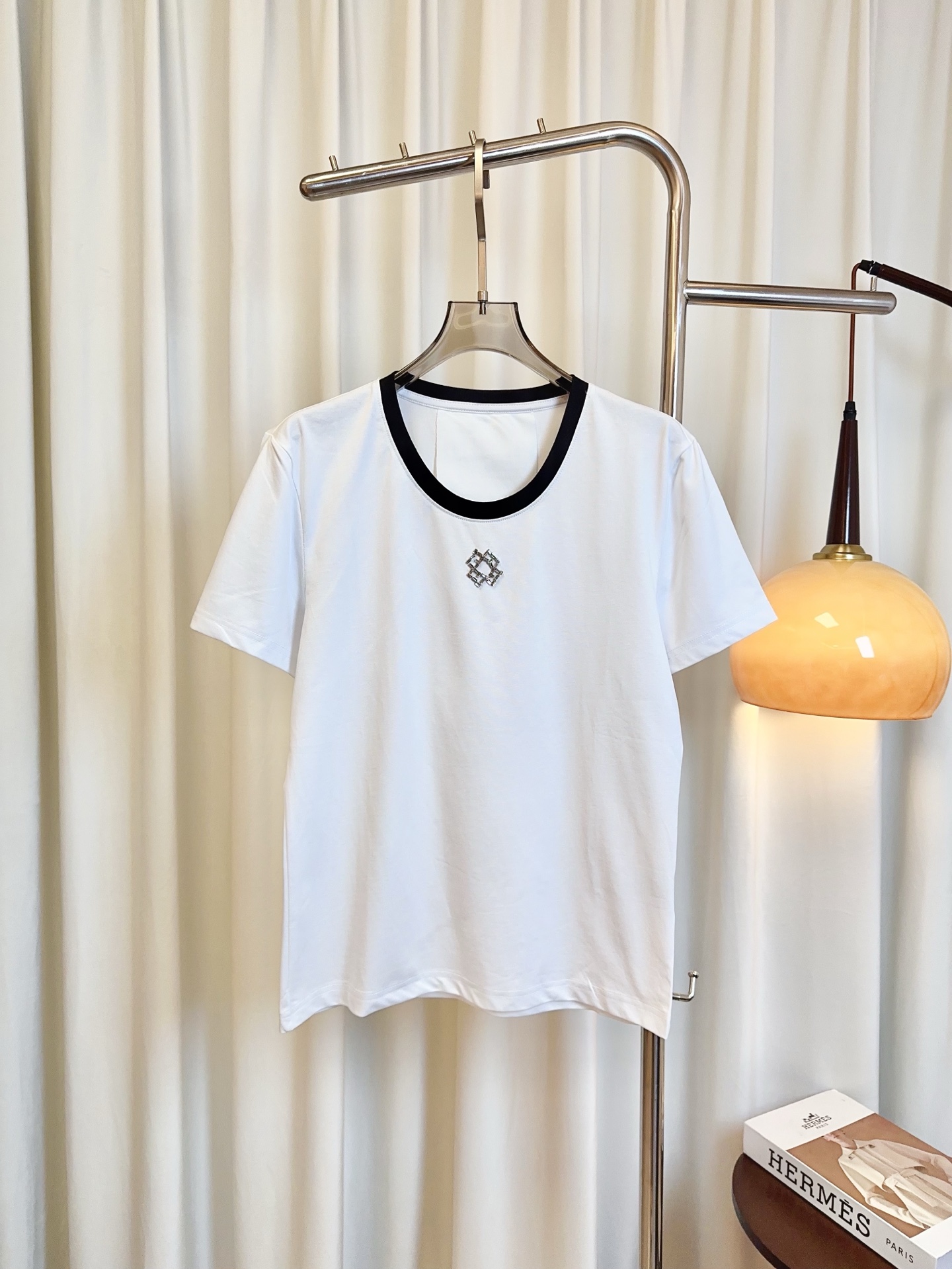 High-End Women’s Suit with Crystal Logo T-Shirt: Premium Quality, Customized Cotton Fabric - 图片 1