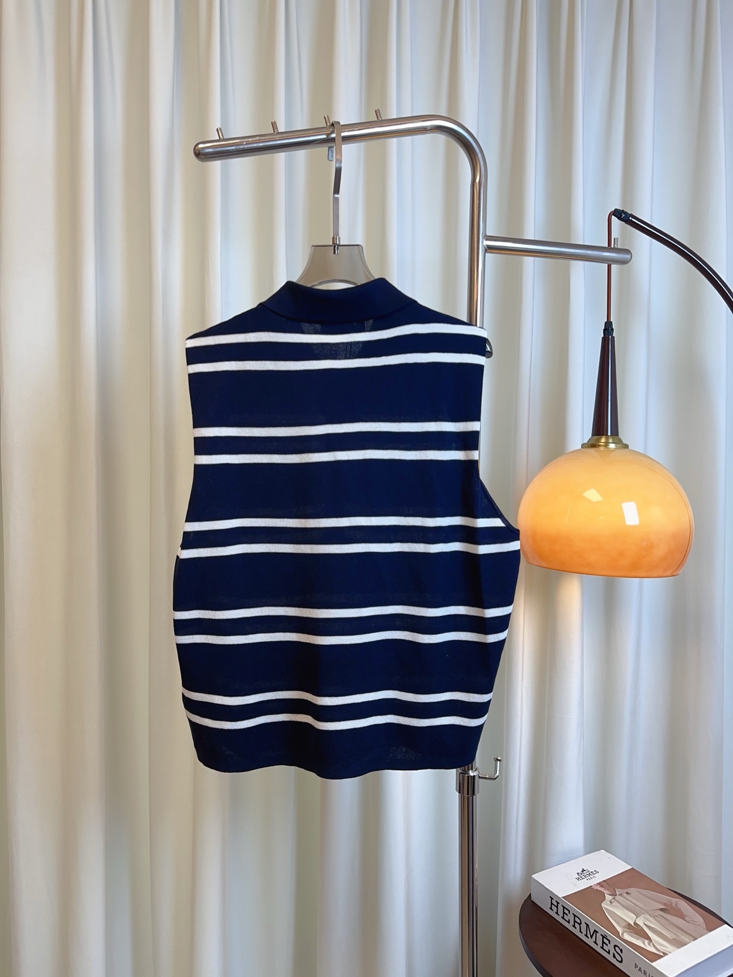 High-Quality Women’s Clothes: Mo** New Embot Button Logo Stripes, Silk-Sliding Skins, Custom Hardware, Fashionable Leisure Style - 图片 2