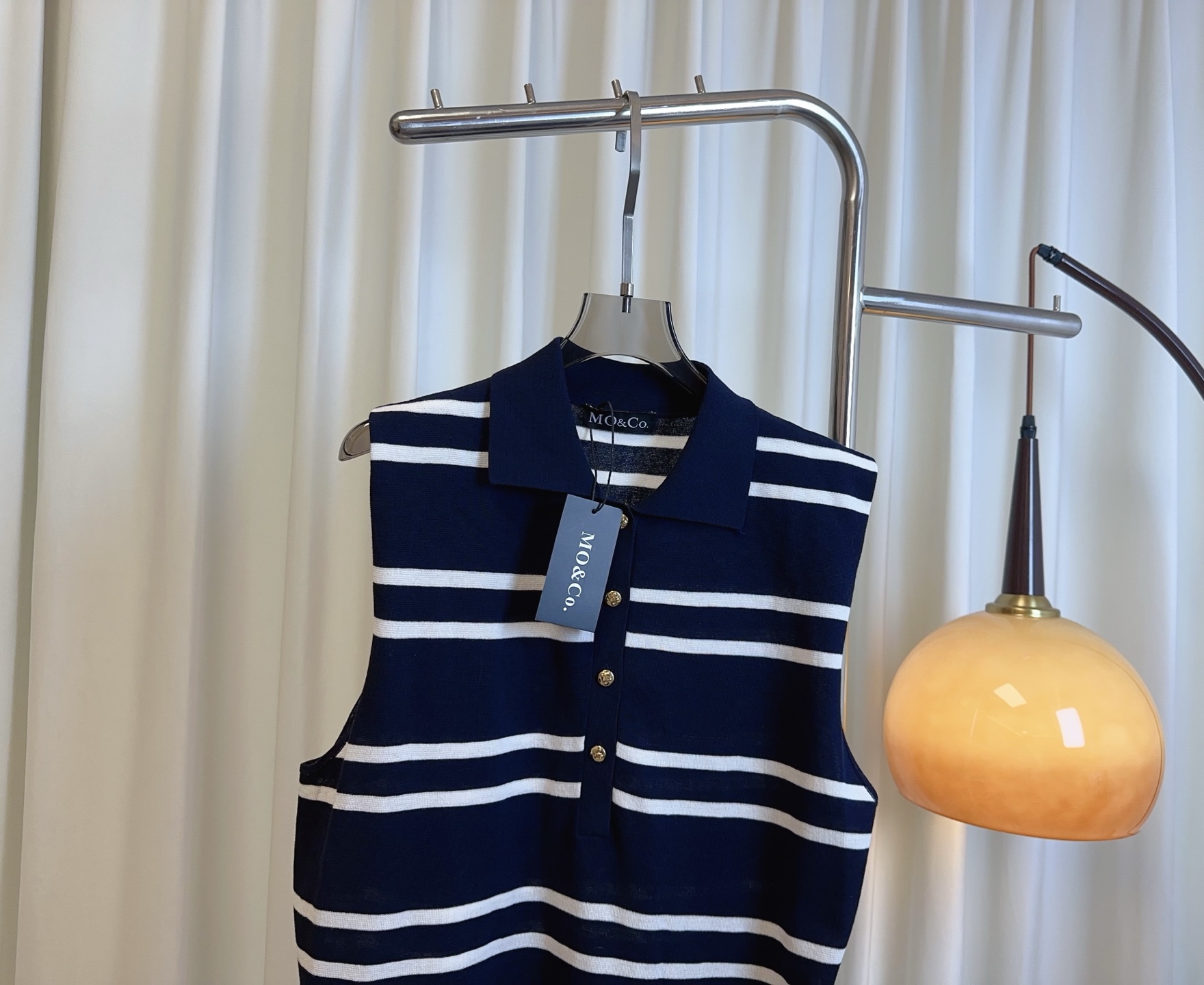 High-Quality Women’s Clothes: Mo** New Embot Button Logo Stripes, Silk-Sliding Skins, Custom Hardware, Fashionable Leisure Style - 图片 3