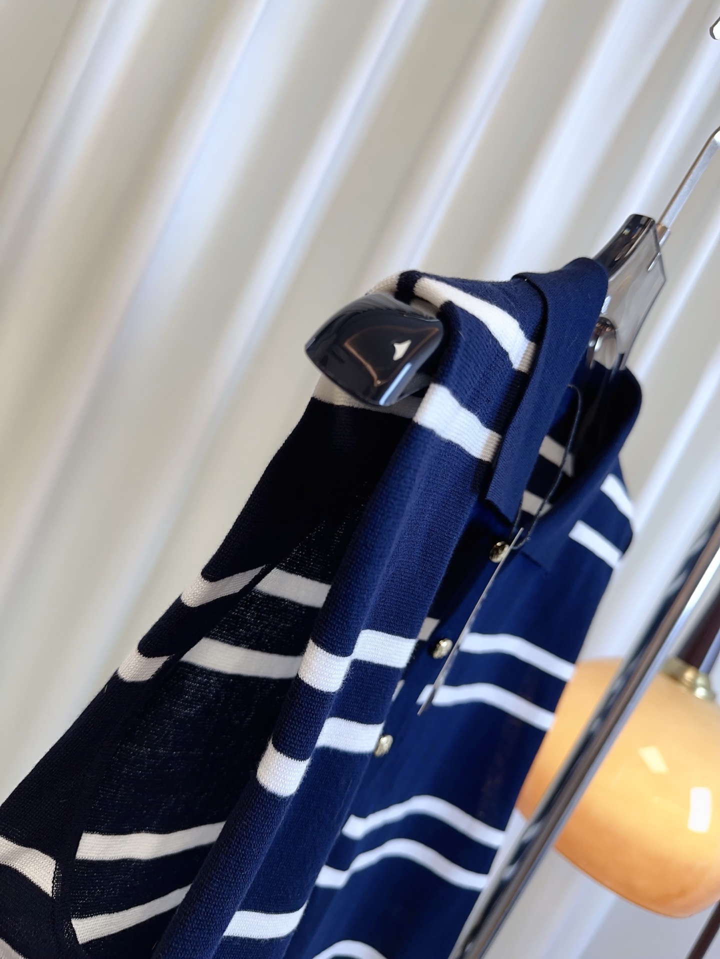 High-Quality Women’s Clothes: Mo** New Embot Button Logo Stripes, Silk-Sliding Skins, Custom Hardware, Fashionable Leisure Style - 图片 7