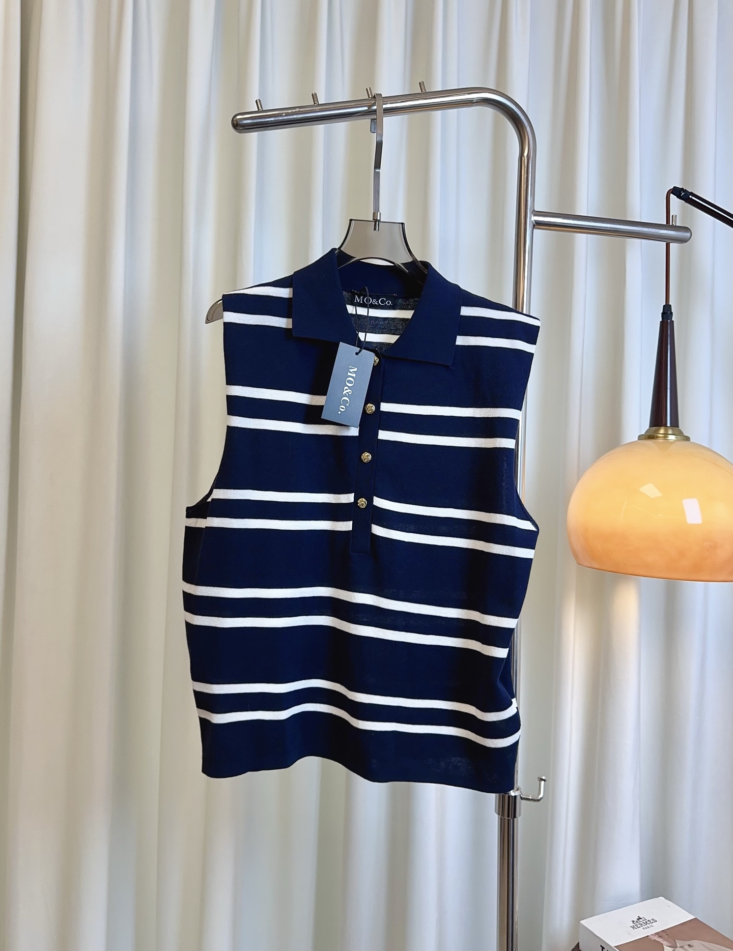 High-Quality Women’s Clothes: Mo** New Embot Button Logo Stripes, Silk-Sliding Skins, Custom Hardware, Fashionable Leisure Style