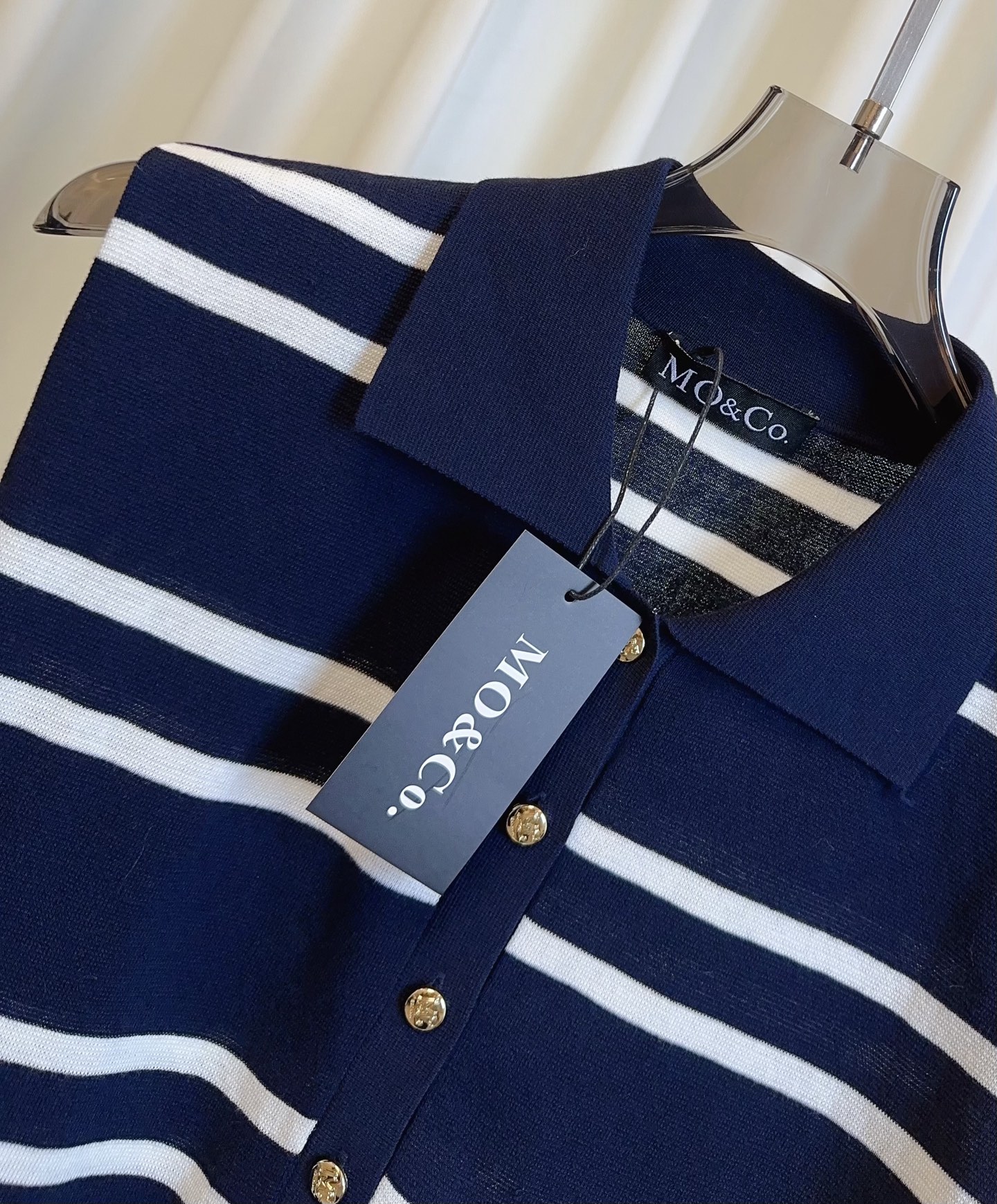High-Quality Women’s Clothes: Mo** New Embot Button Logo Stripes, Silk-Sliding Skins, Custom Hardware, Fashionable Leisure Style - 图片 6