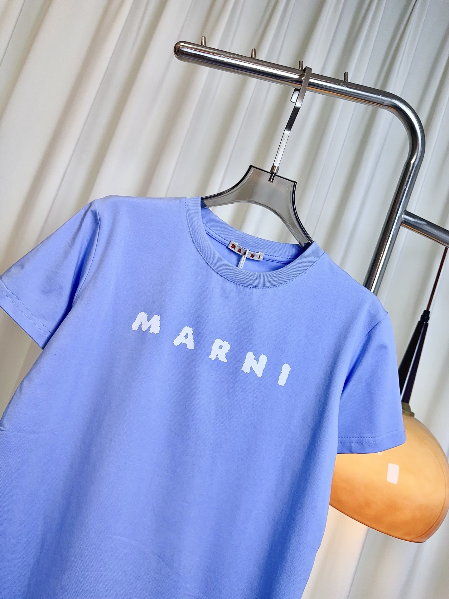 High-End Women’s Dress with Mar** Scrawl Logo T-Shirt: Premium Quality Cotton Fabrics, Soft and Comfortable. - 图片 4