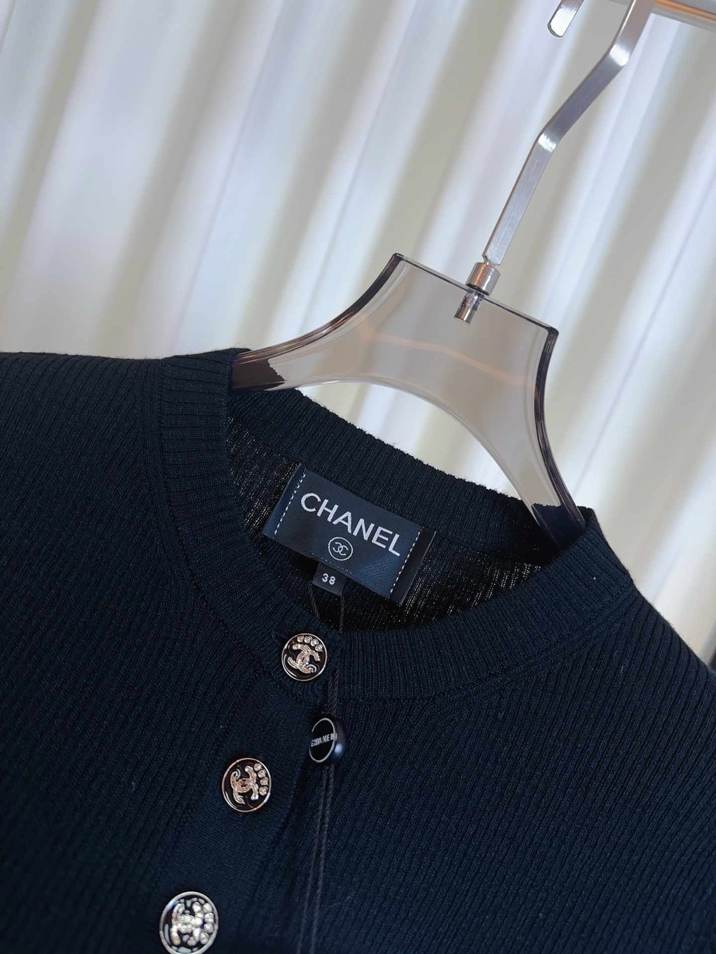 【CHANEL香奈儿】💰290💰
2025夏季新款 半开扣纽扣徽标logo修身上衣  定制天丝面料  弹力大 质感好  柔软舒适  采用徽标logo纽扣点缀  外穿内搭都超赞  气质百搭   凹身材必备款  人手必备单品  （大货无主唛吊牌   需要下单请备注）最高品质  欢迎对比   白色  黑色  smL