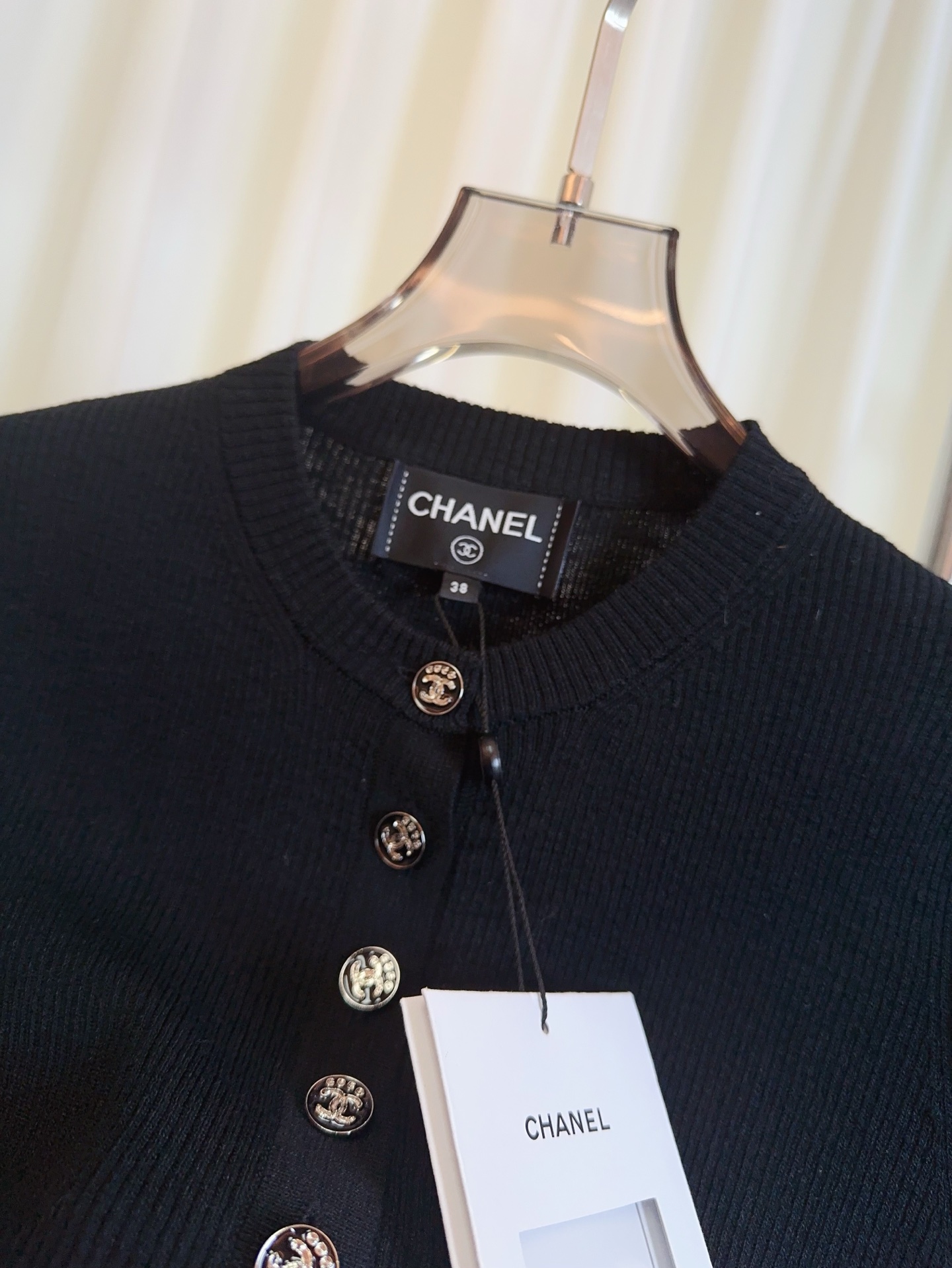 【CHANEL香奈儿】💰290💰
2025夏季新款 半开扣纽扣徽标logo修身上衣  定制天丝面料  弹力大 质感好  柔软舒适  采用徽标logo纽扣点缀  外穿内搭都超赞  气质百搭   凹身材必备款  人手必备单品  （大货无主唛吊牌   需要下单请备注）最高品质  欢迎对比   白色  黑色  smL