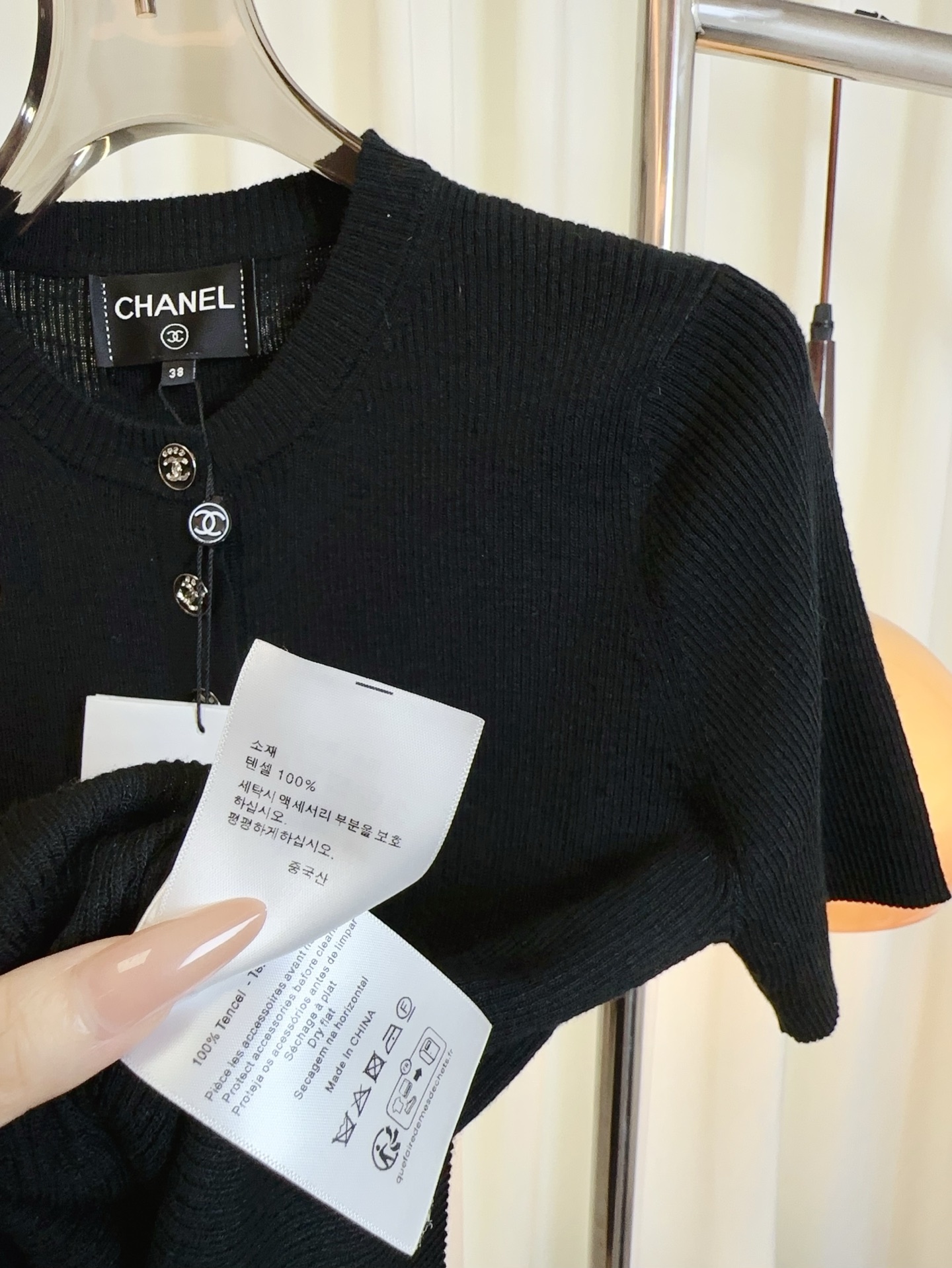 【CHANEL香奈儿】💰290💰
2025夏季新款 半开扣纽扣徽标logo修身上衣  定制天丝面料  弹力大 质感好  柔软舒适  采用徽标logo纽扣点缀  外穿内搭都超赞  气质百搭   凹身材必备款  人手必备单品  （大货无主唛吊牌   需要下单请备注）最高品质  欢迎对比   白色  黑色  smL