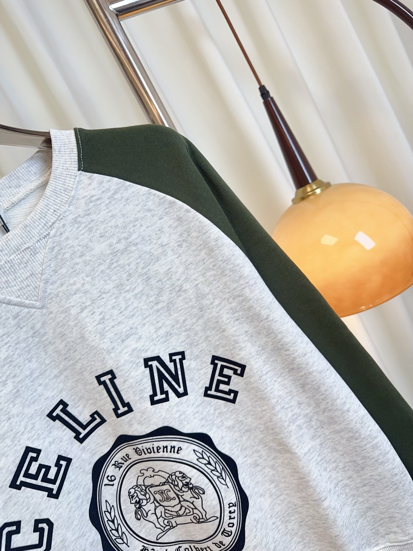 Stylish Velvet Emblem Logo Vest with Shoulder Sleeves and Custom Tweezer: Top Quality. - 图片 7