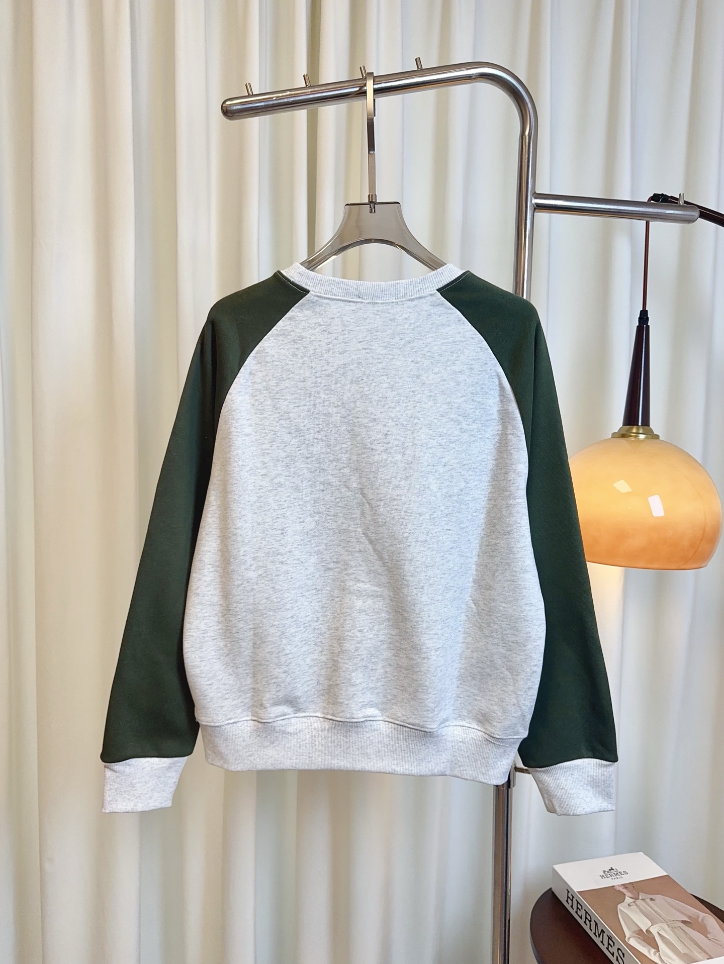 Stylish Velvet Emblem Logo Vest with Shoulder Sleeves and Custom Tweezer: Top Quality. - 图片 2