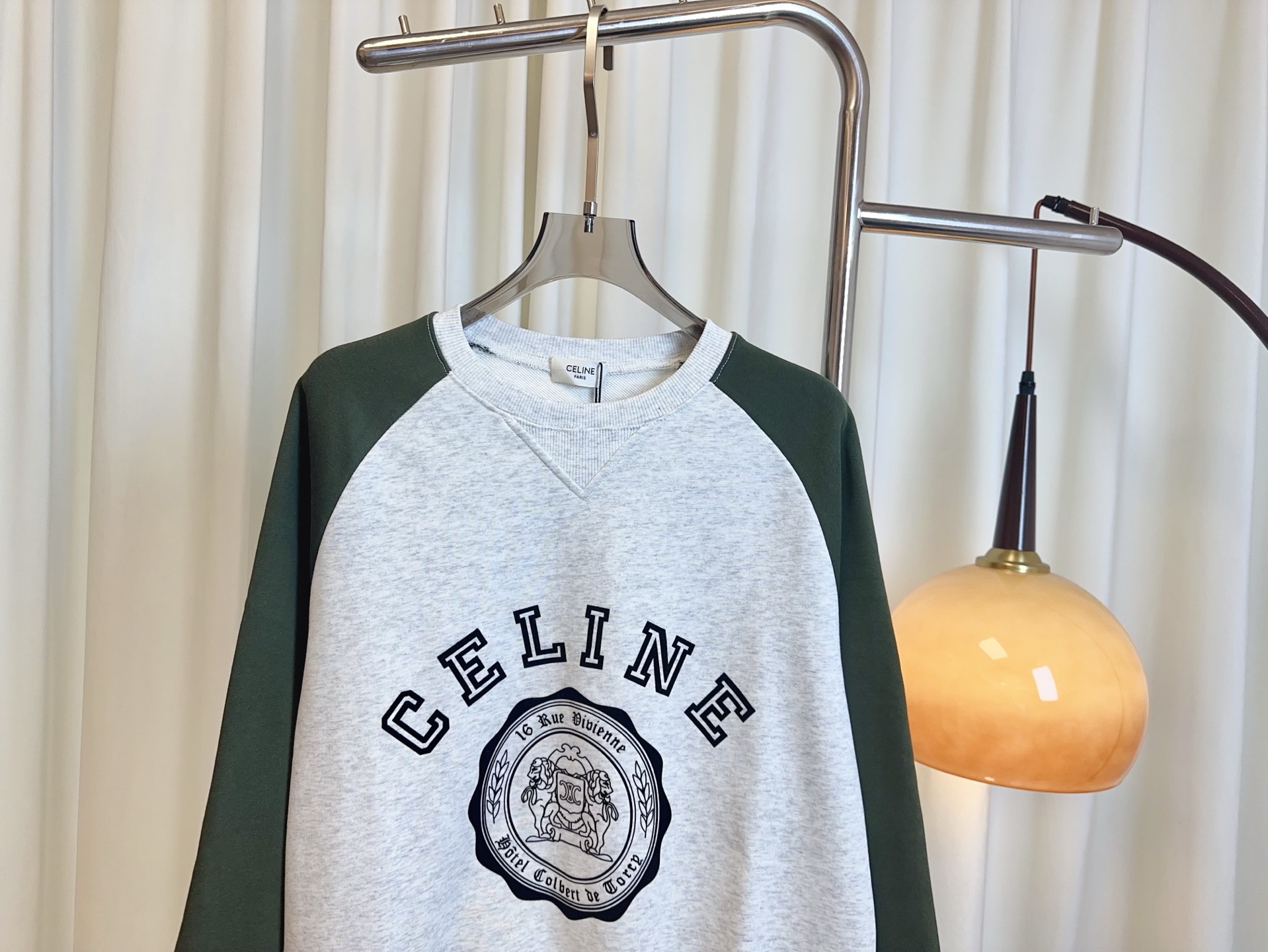 Stylish Velvet Emblem Logo Vest with Shoulder Sleeves and Custom Tweezer: Top Quality. - 图片 3