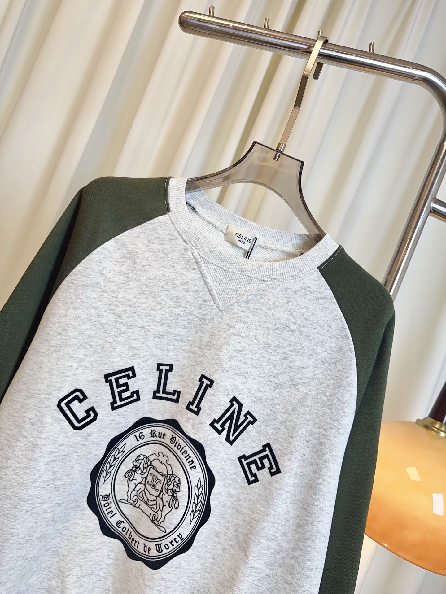 Stylish Velvet Emblem Logo Vest with Shoulder Sleeves and Custom Tweezer: Top Quality. - 图片 4