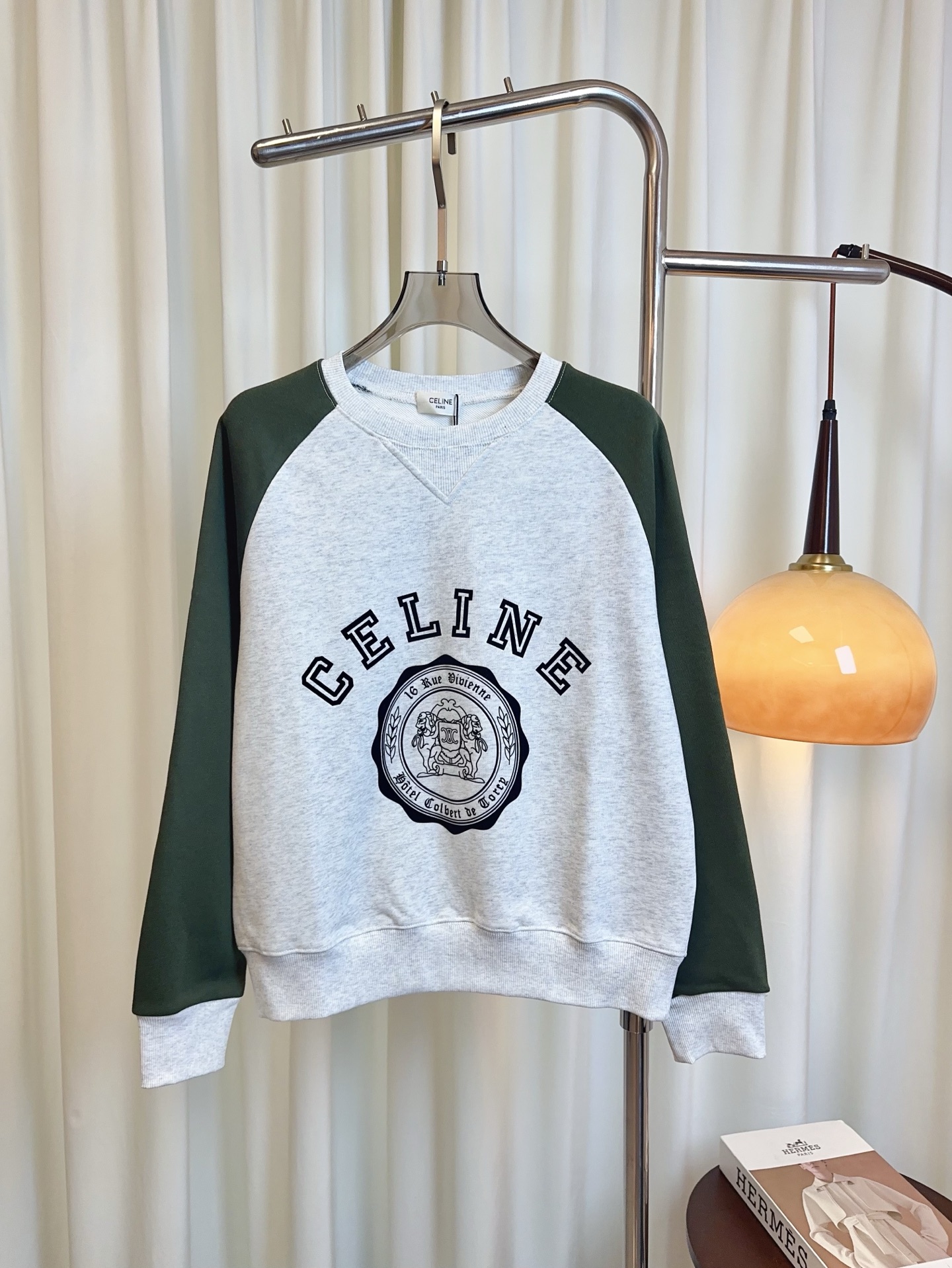 Stylish Velvet Emblem Logo Vest with Shoulder Sleeves and Custom Tweezer: Top Quality. - 图片 1