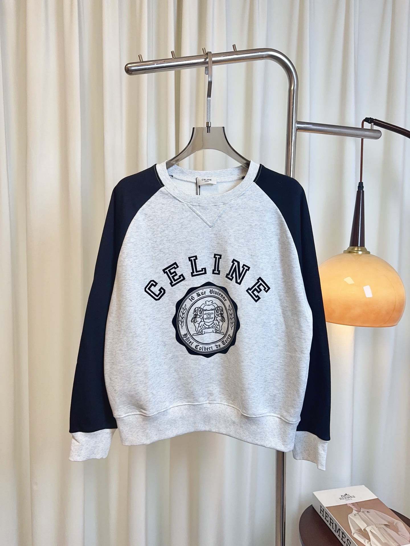 “New Velvet Emblem Logo Shoulder-Sleeved Vests: Top Quality Female Suit Upgrade”