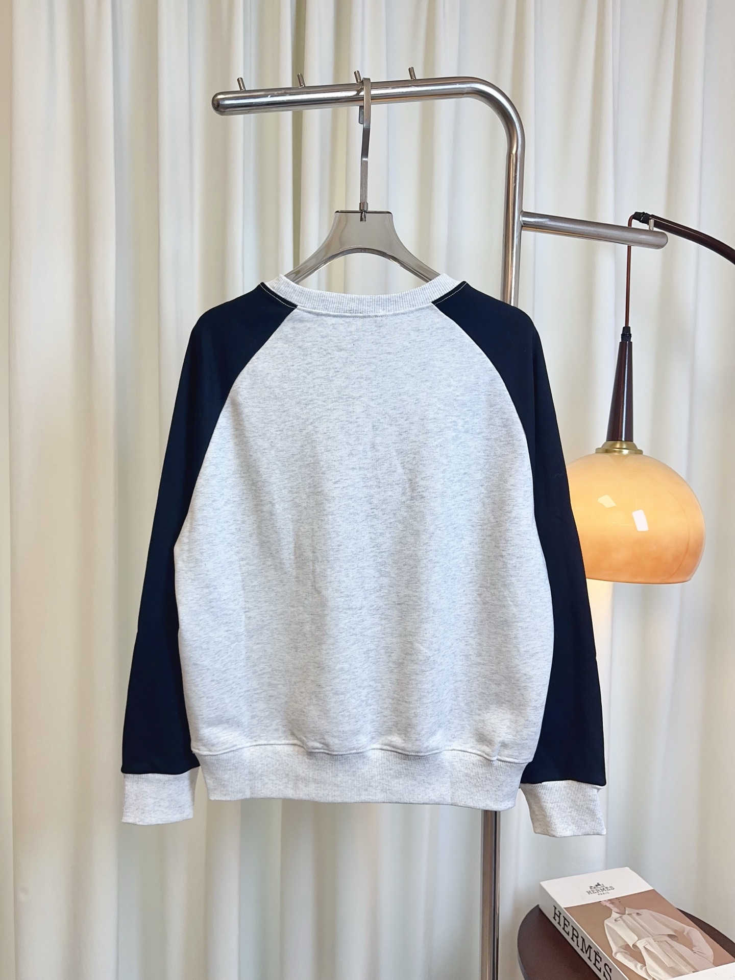 “New Velvet Emblem Logo Shoulder-Sleeved Vests: Top Quality Female Suit Upgrade” - 图片 2