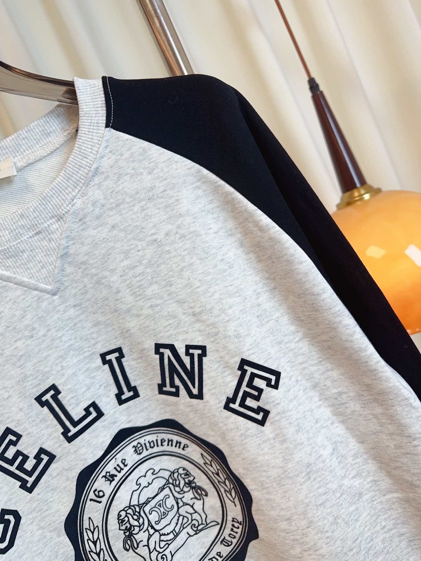 “New Velvet Emblem Logo Shoulder-Sleeved Vests: Top Quality Female Suit Upgrade” - 图片 7