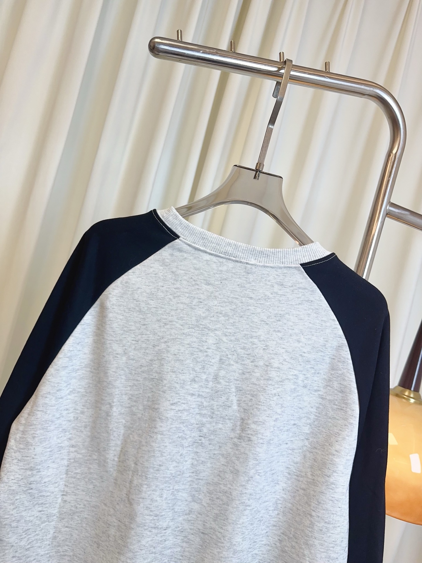 “New Velvet Emblem Logo Shoulder-Sleeved Vests: Top Quality Female Suit Upgrade” - 图片 5