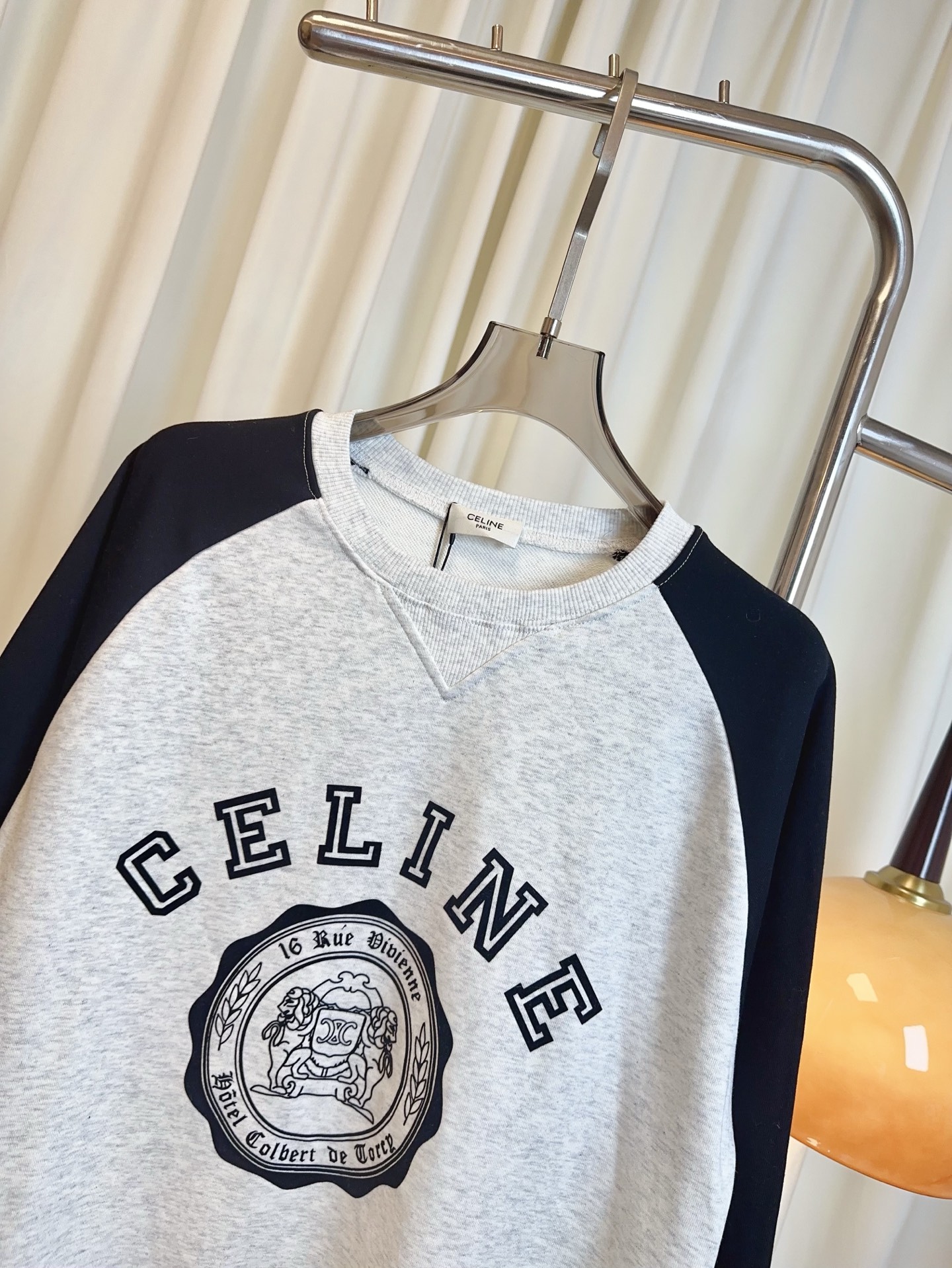 “New Velvet Emblem Logo Shoulder-Sleeved Vests: Top Quality Female Suit Upgrade” - 图片 4
