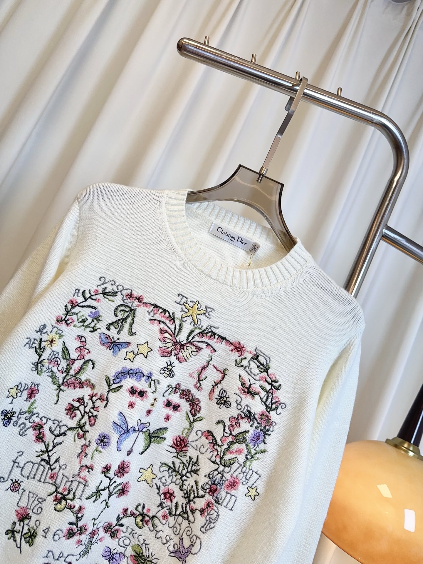 “Custom Wool Velvet Shirt with Heart Embroidery Logo: High-Quality Craft and Comfort in Single-Size Female Suit” - 图片 4