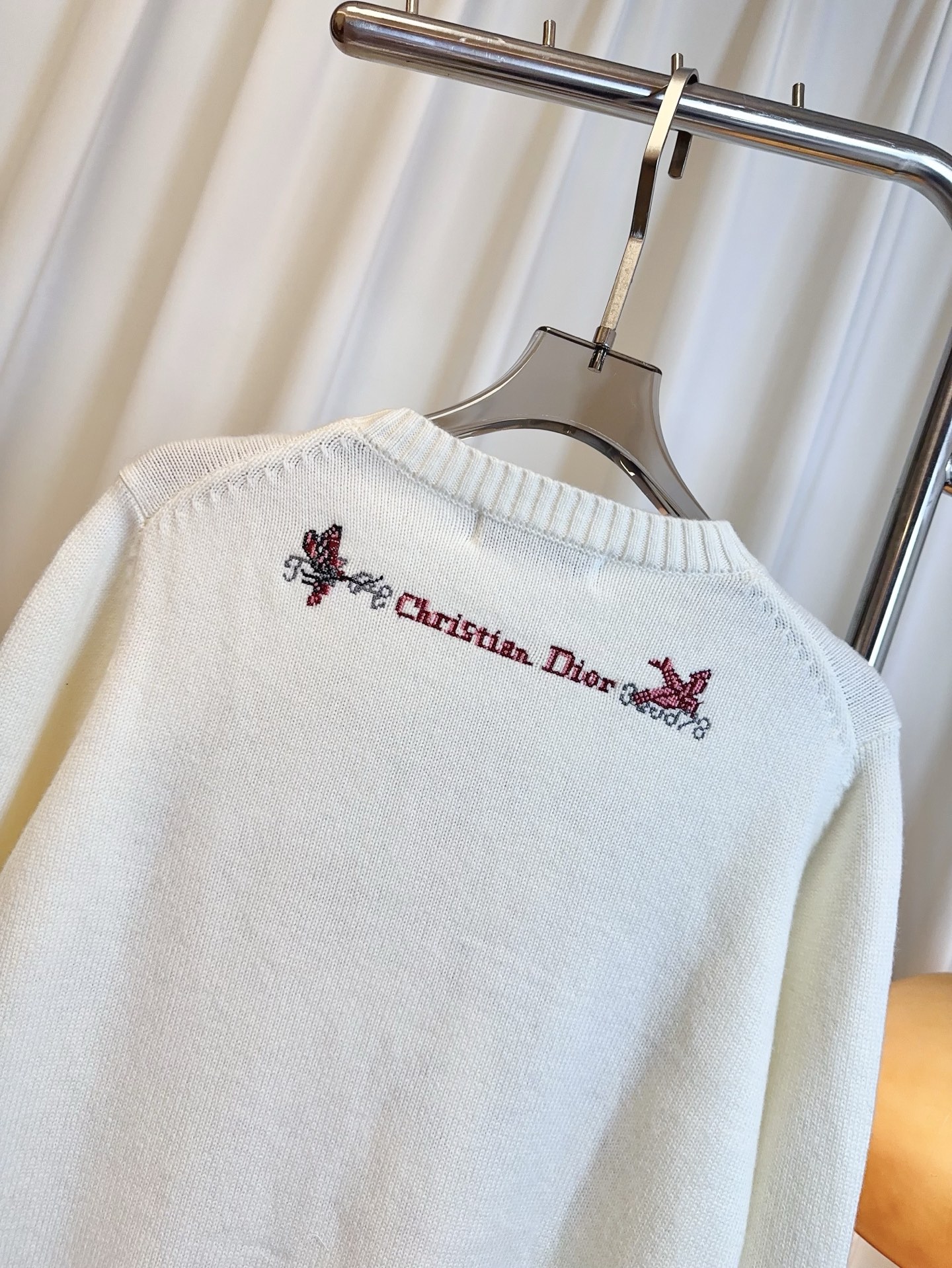 “Custom Wool Velvet Shirt with Heart Embroidery Logo: High-Quality Craft and Comfort in Single-Size Female Suit” - 图片 5