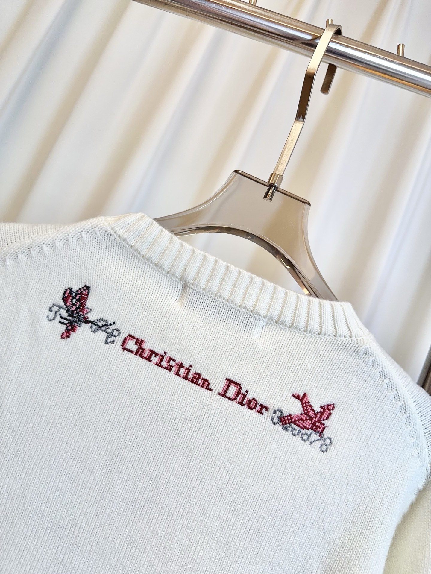 “Custom Wool Velvet Shirt with Heart Embroidery Logo: High-Quality Craft and Comfort in Single-Size Female Suit” - 图片 7