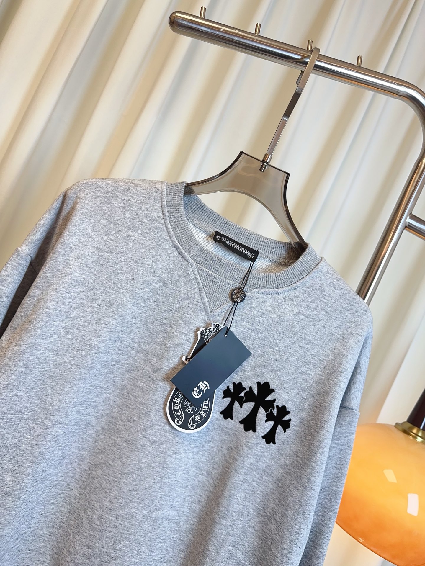 Stylish Women’s Suit and Velvet Coats with Tailored Details and Metallic Decorations - 图片 4