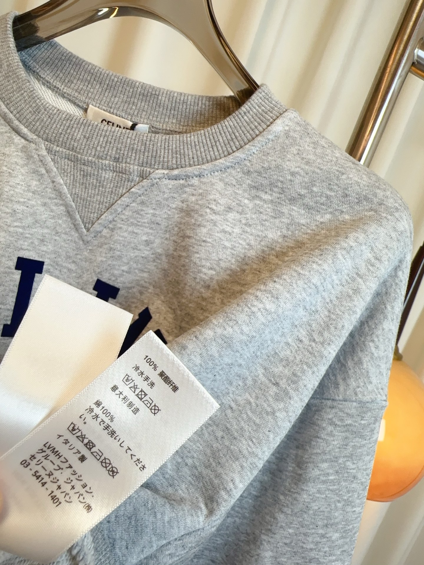 “High-Quality Women’s Suit with Custom Designs, Embellishments, and Age-Reversing Features in Gray and Green” - 图片 8