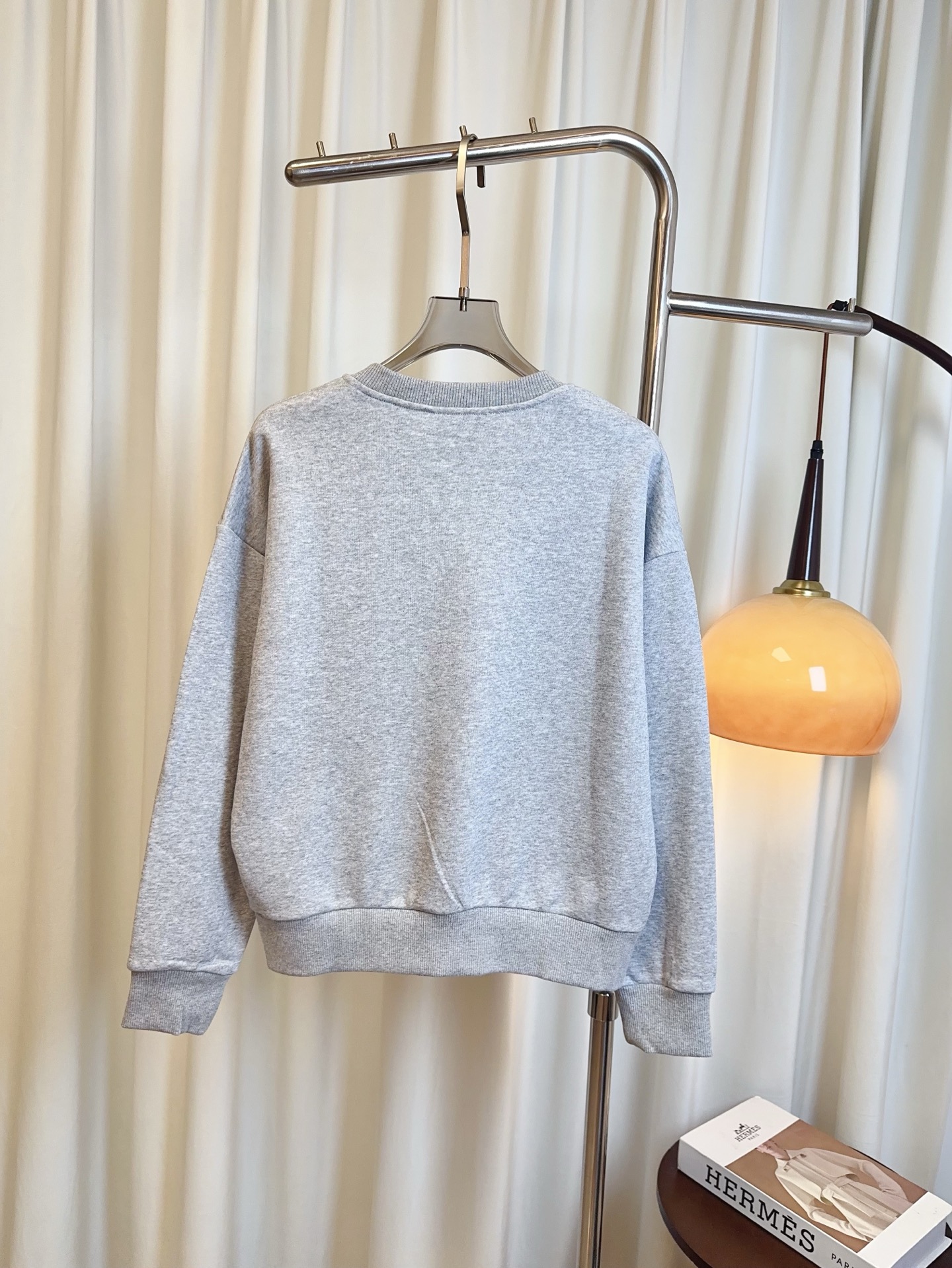 “High-Quality Women’s Suit with Custom Designs, Embellishments, and Age-Reversing Features in Gray and Green” - 图片 2