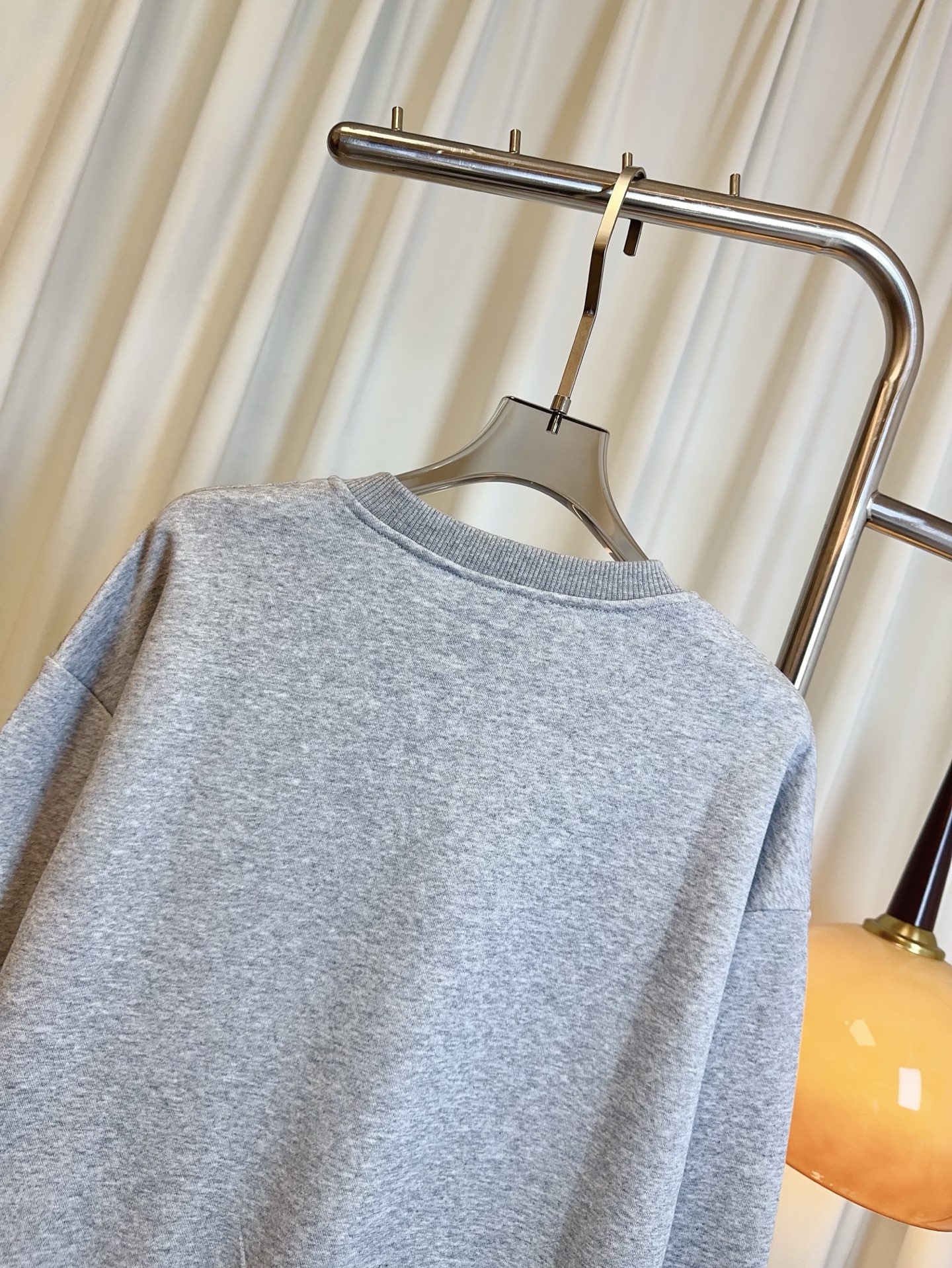 “High-Quality Women’s Suit with Custom Designs, Embellishments, and Age-Reversing Features in Gray and Green” - 图片 5