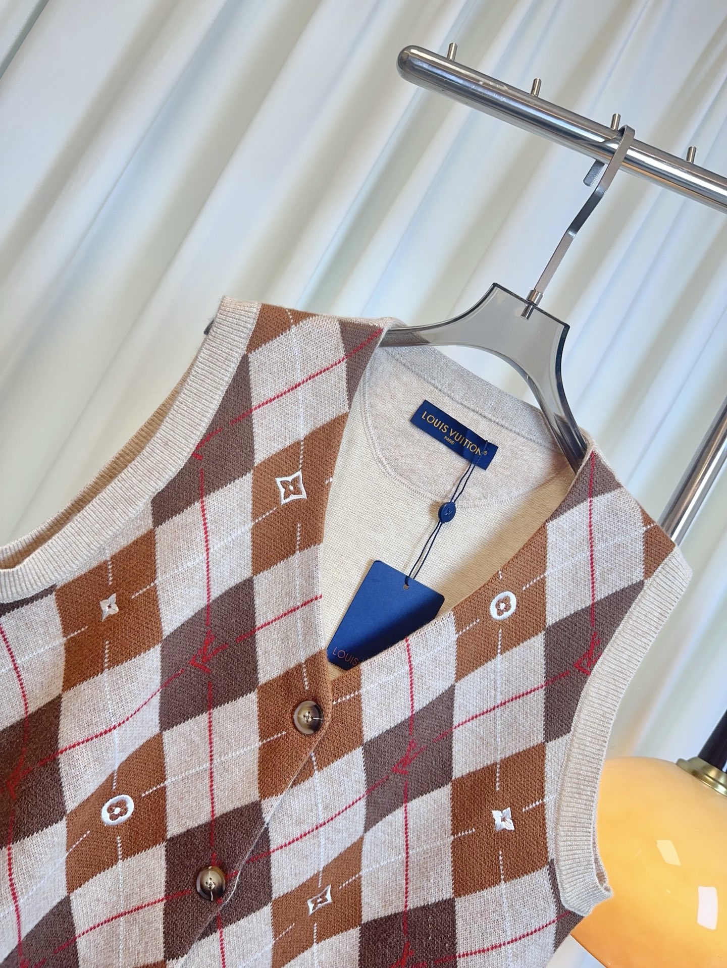 “Diamond-Grained Embroidery Scrawl Vest: Top-Quality Women’s Clothing” - 图片 4