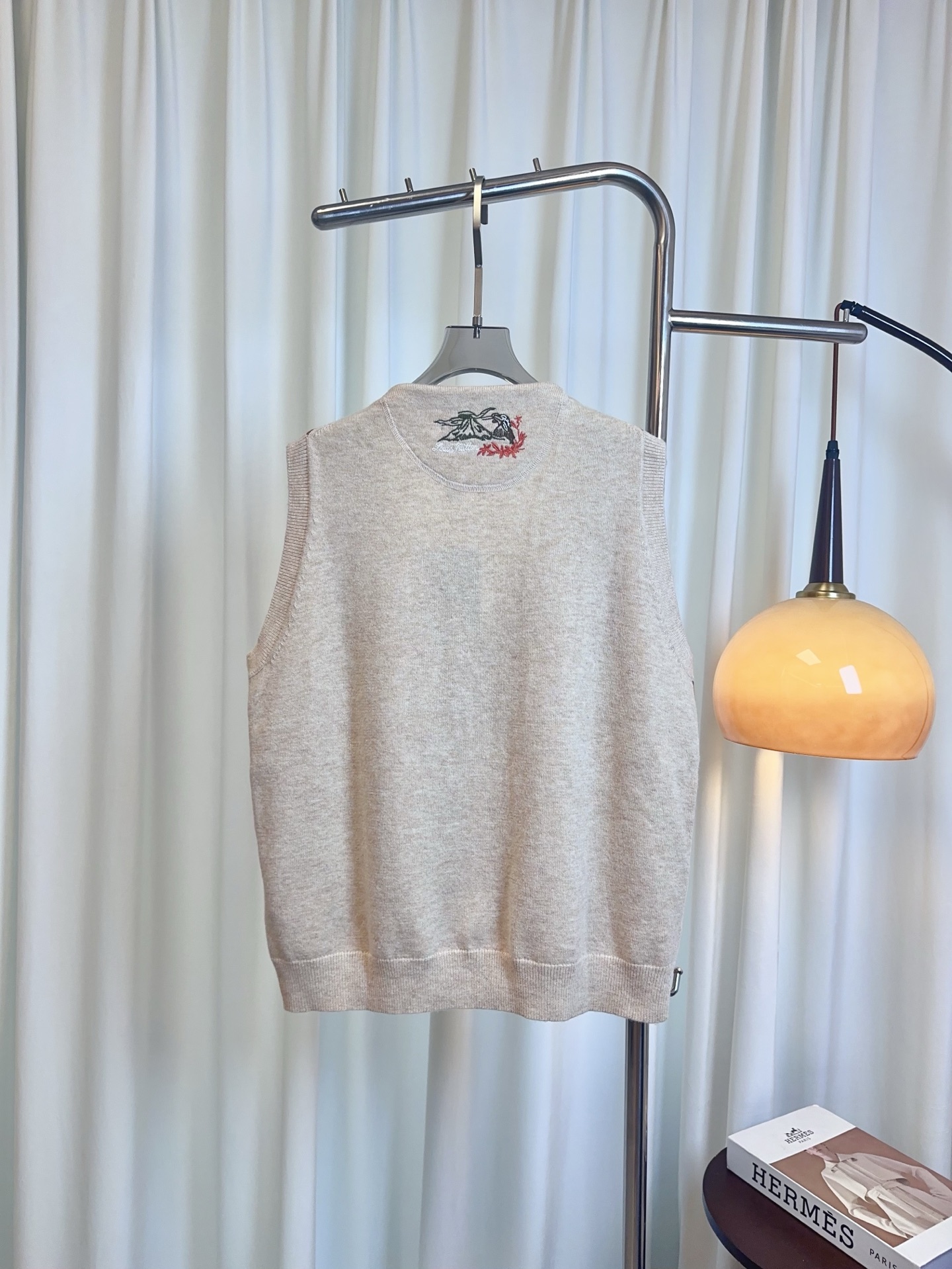 “Diamond-Grained Embroidery Scrawl Vest: Top-Quality Women’s Clothing” - 图片 2