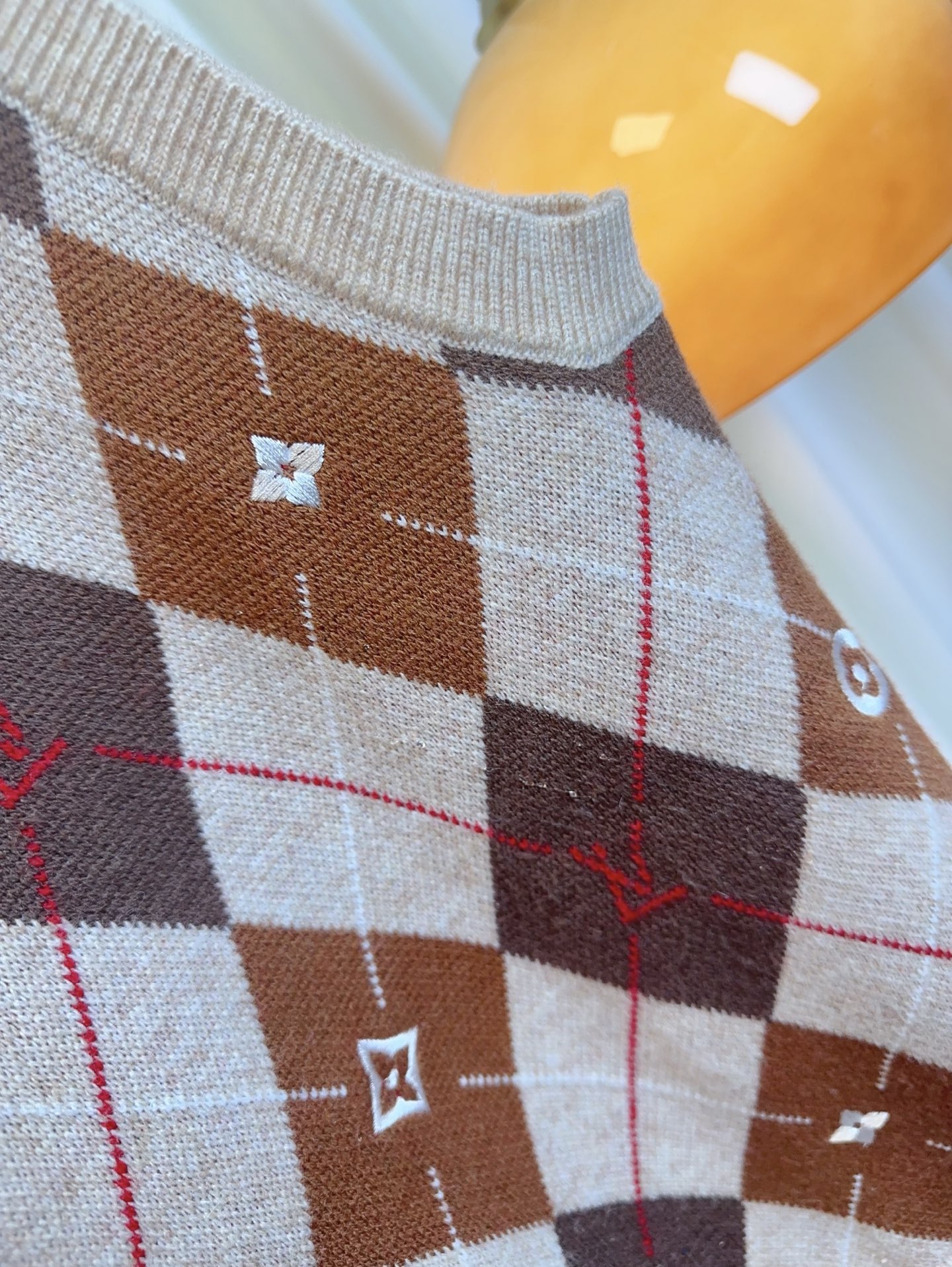 “Diamond-Grained Embroidery Scrawl Vest: Top-Quality Women’s Clothing” - 图片 6