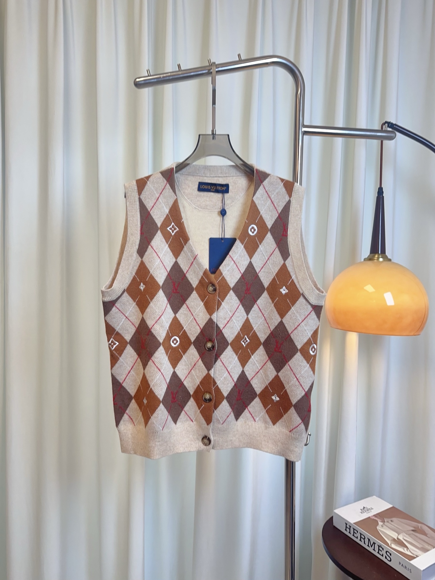 “Diamond-Grained Embroidery Scrawl Vest: Top-Quality Women’s Clothing” - 图片 1