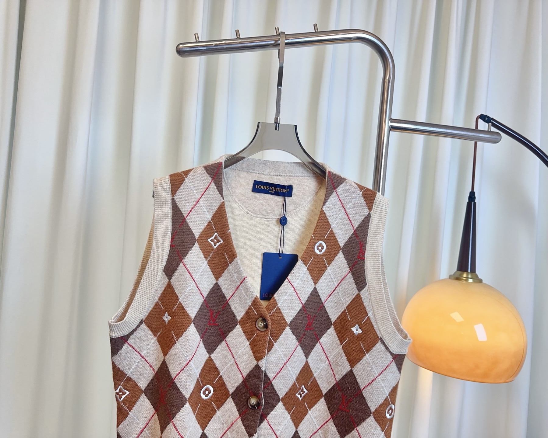 “Diamond-Grained Embroidery Scrawl Vest: Top-Quality Women’s Clothing” - 图片 3