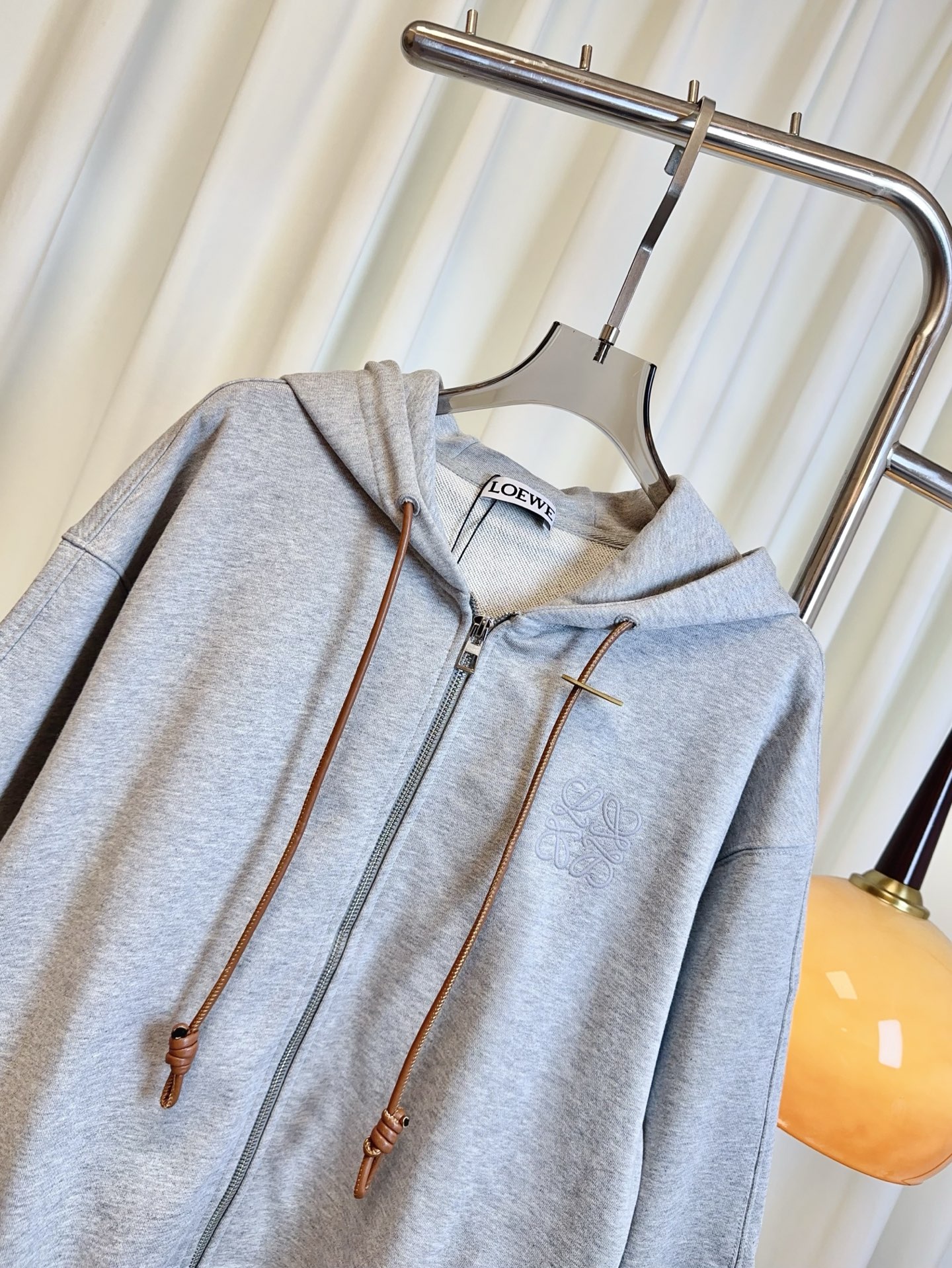 “Women’s Single-Rate Hard-Core Suit with Embroidery Logo and Customized Details” - 图片 4