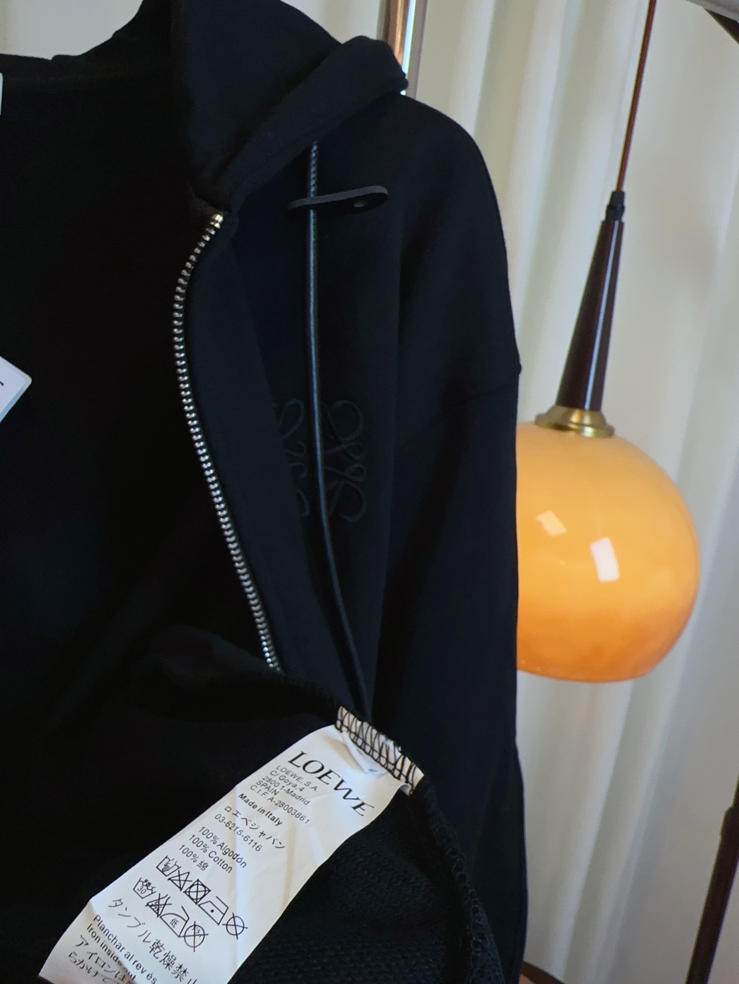 “Women’s Single-Rate Suit with Embroidery Logo, Customized Tampons, and Fashionable Design in Grey and Black” - 图片 8